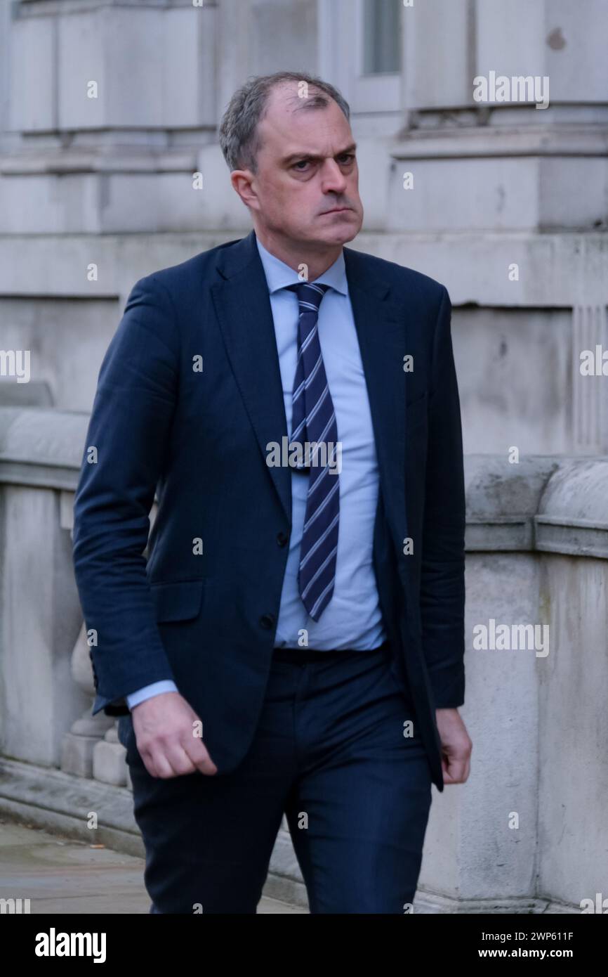 Londra, Regno Unito, 5 marzo 2024. Il deputato per Skipton e Ripon Julian Smith cammina fuori dall'Ufficio del Gabinetto di Whitehall. Credito: Fotografia dell'undicesima ora/Alamy Live News Foto Stock