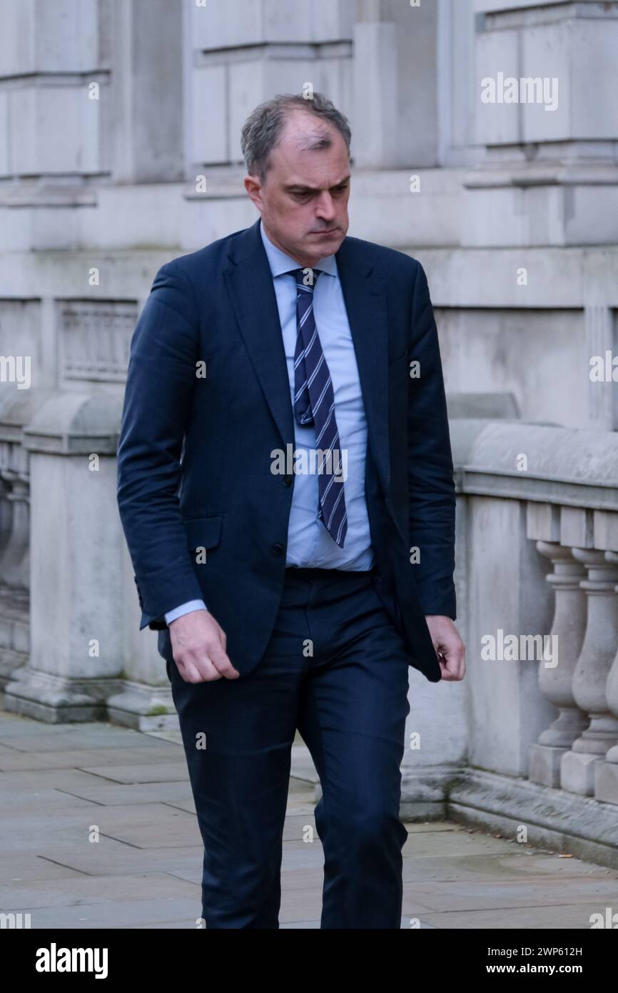 Londra, Regno Unito, 5 marzo 2024. Il deputato per Skipton e Ripon Julian Smith cammina fuori dall'Ufficio del Gabinetto di Whitehall. Credito: Fotografia dell'undicesima ora/Alamy Live News Foto Stock