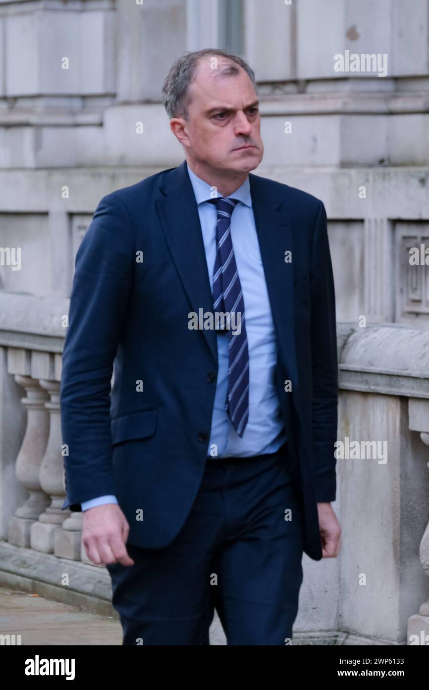 Londra, Regno Unito, 5 marzo 2024. Il deputato per Skipton e Ripon Julian Smith cammina fuori dall'Ufficio del Gabinetto di Whitehall. Credito: Fotografia dell'undicesima ora/Alamy Live News Foto Stock