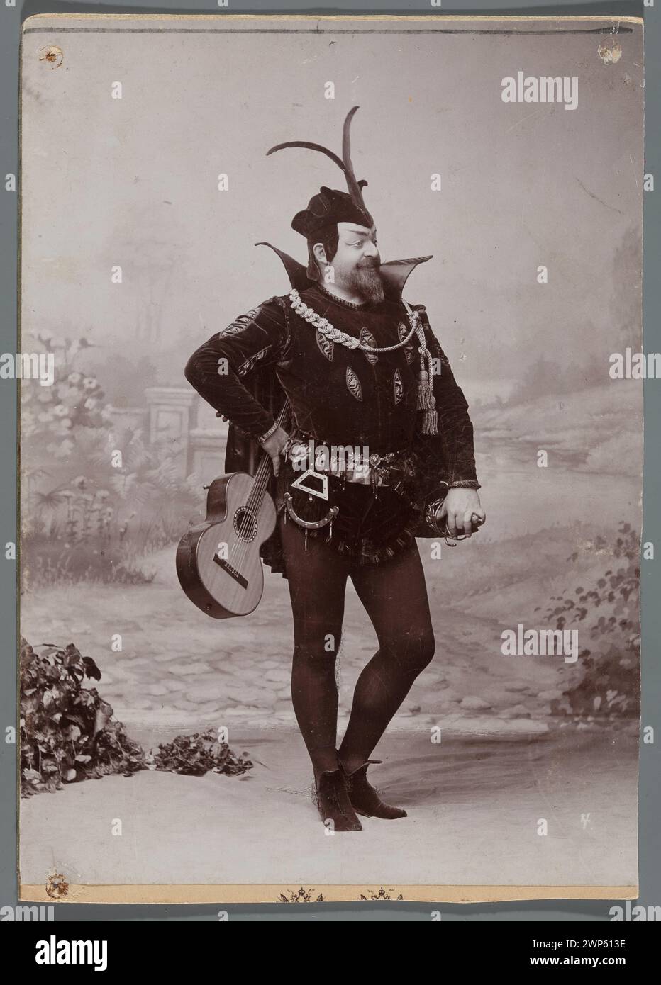 Ritratto di Edward Reszke (1853-1917), Piwak, in costume da palcoscenico, nel ruolo di MEFIST all'opera 'Faust' di Charles Gount al Grand Theater di Varsavia; Mieczkowski, Jan (Varsavia; Fotographic Zak 1893 (1893-00-00-1893-00-00-00); Gounod, Charles (1818-1893). Faust, Mephisto (lett.), Rajchman, Aleksander (1855-1915)-Collection, Reszke, Edward (1853-1917), Reszke, Edward (1853-1917)-iconografia, Grand Theater (Varsavia), chitarre, strumenti musicali, strumenti musicali, costumi teatrali, opera (artista), ritratti, ritratti maschili, teatro (artista), cantanti Foto Stock