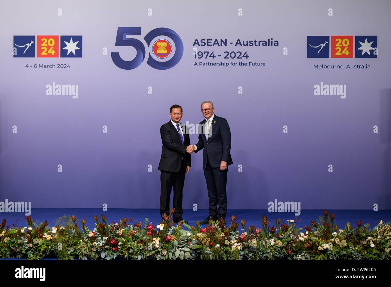 (L-R) il primo ministro del Regno di Cambogia, Hun Manet, e il primo ministro dell'Australia, Anthony Albanese stringono la mano durante l'evento ASEAN Australia Special Summit Leaders Arrival e Official Family Photo a Melbourne. Il primo ministro australiano Anthony Albanese ha accolto con favore l'arrivo dei leader dell'Associazione delle Nazioni del Sud-est asiatico e ha posato per le foto al vertice speciale dell'ASEAN Australia. Il Summit speciale di tre giorni è quello di celebrare il 50° anniversario delle relazioni di dialogo ASEAN-Australia, con centinaia di funzionari e leader che si riuniscono per l'estate. (Foto di George Chan / Foto Stock