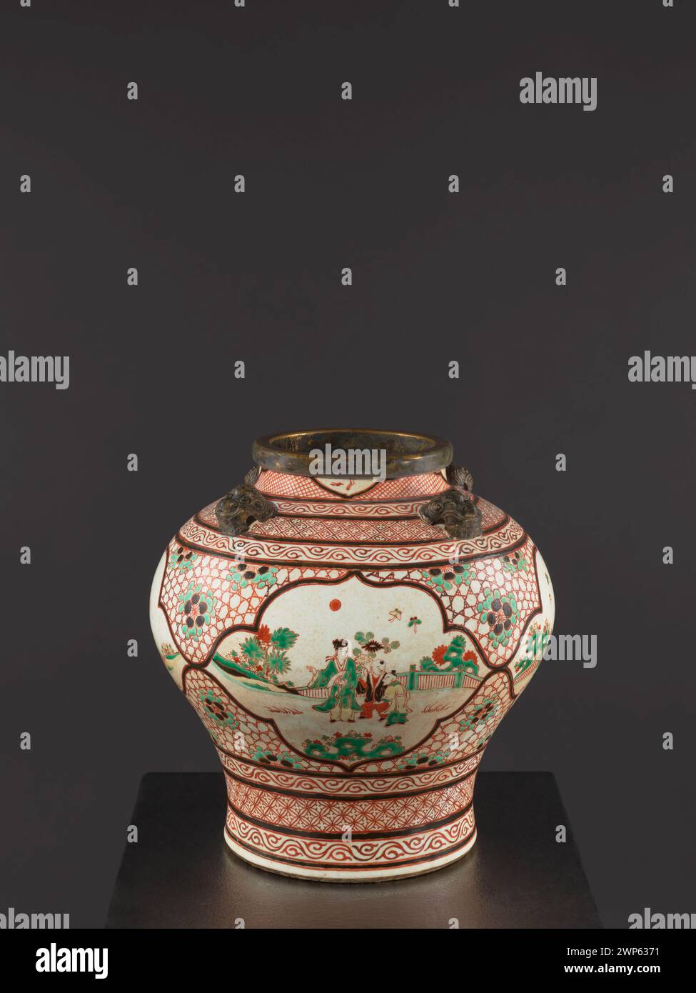 Questo vaso, risalente al XVIII secolo, mette in mostra lo stile rococò con i suoi intricati motivi floreali e il design asimmetrico. Realizzato in porcellana, presenta decorazioni dipinte a mano tipiche del periodo. Il design del vaso riflette le tendenze artistiche della metà del XVIII secolo, enfatizzando i dettagli ornati e l'eleganza. Foto Stock
