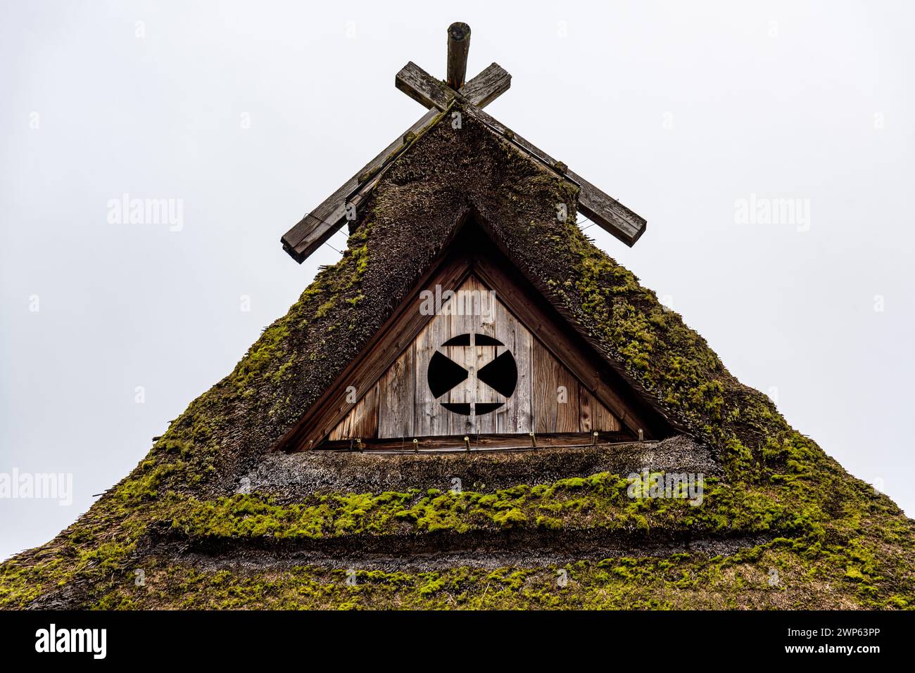 Tradizionali case con tetto in paglia del villaggio di Miyama nella prefettura di Kyoto in Giappone, realizzate utilizzando la tecnica di copertura in erba di kayabuki, un culto immateriale dell'UNESCO Foto Stock
