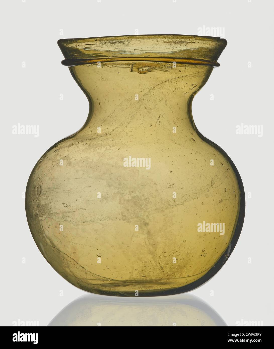 Un vaso senza picchi chiamato Unspile, senza data specifica, che mostra la forma generale del vaso e la lavorazione artigianale della ceramica. Foto Stock