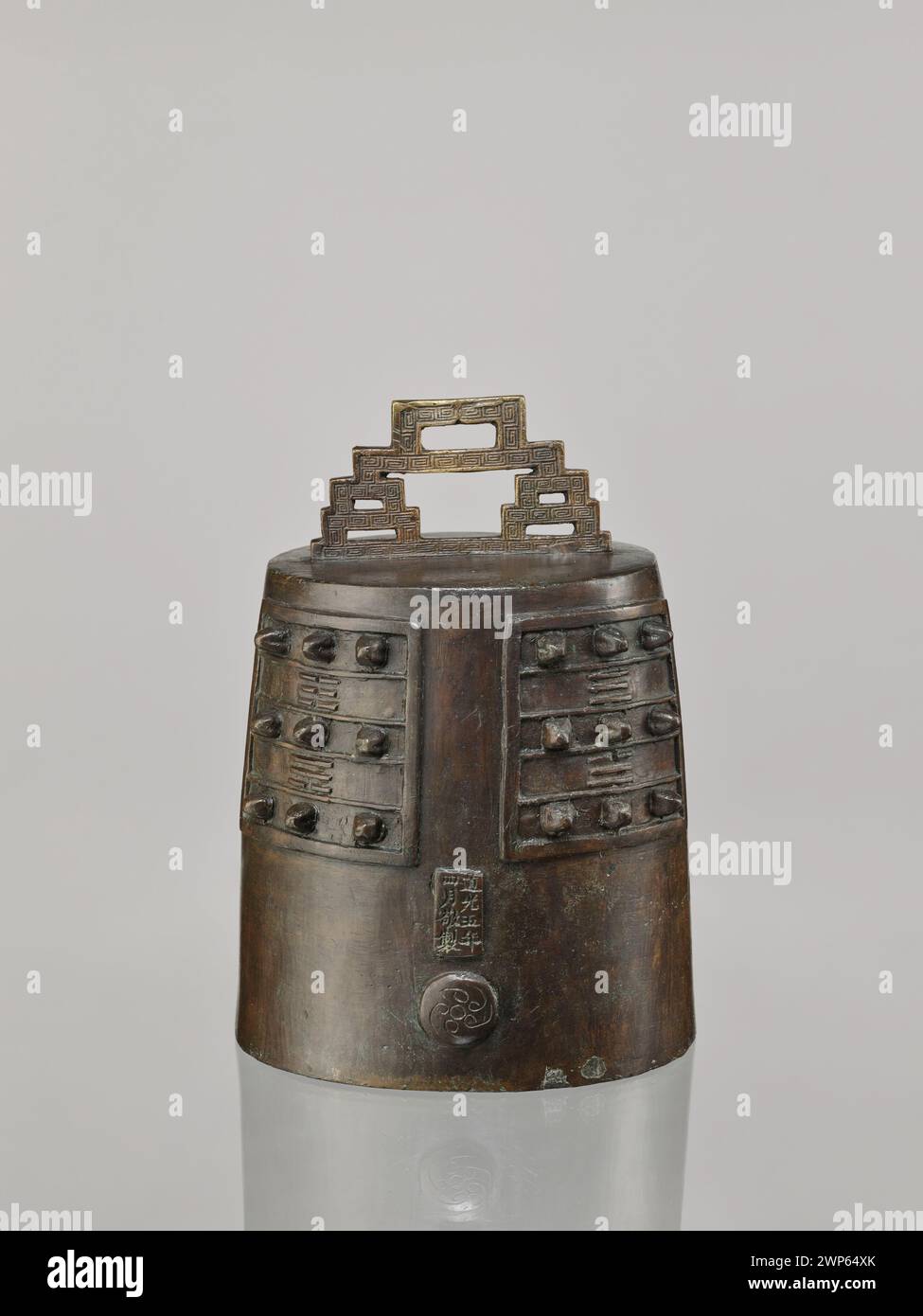 Una campana di Linzhong datata 1825, che esemplifica il design cinese della fusione in bronzo e dello strumento musicale del periodo. Foto Stock