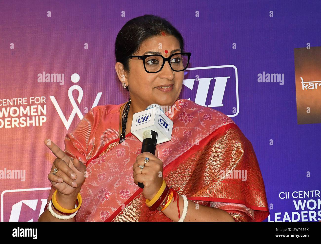 Ministro dell'Unione per le donne e lo sviluppo dell'infanzia e gli affari delle minoranze, Smriti Irani interviene durante la conferenza "economia dell'assistenza in India: Sbloccare opportunità” a Mumbai. Smriti Irani ha sottolineato la necessità di un maggior numero di anziani e di assistenza all'infanzia, in quanto il panorama demografico dovrebbe cambiare tra il 2020 e il 2050. la popolazione anziana sarà più numerosa entro il 2050, quindi è urgente dare priorità agli investimenti sia pubblici che privati per ricostruire l'economia dell'assistenza e realizzare nuove opportunità commerciali nel settore dell'assistenza. (Foto di Ashish Vais Foto Stock