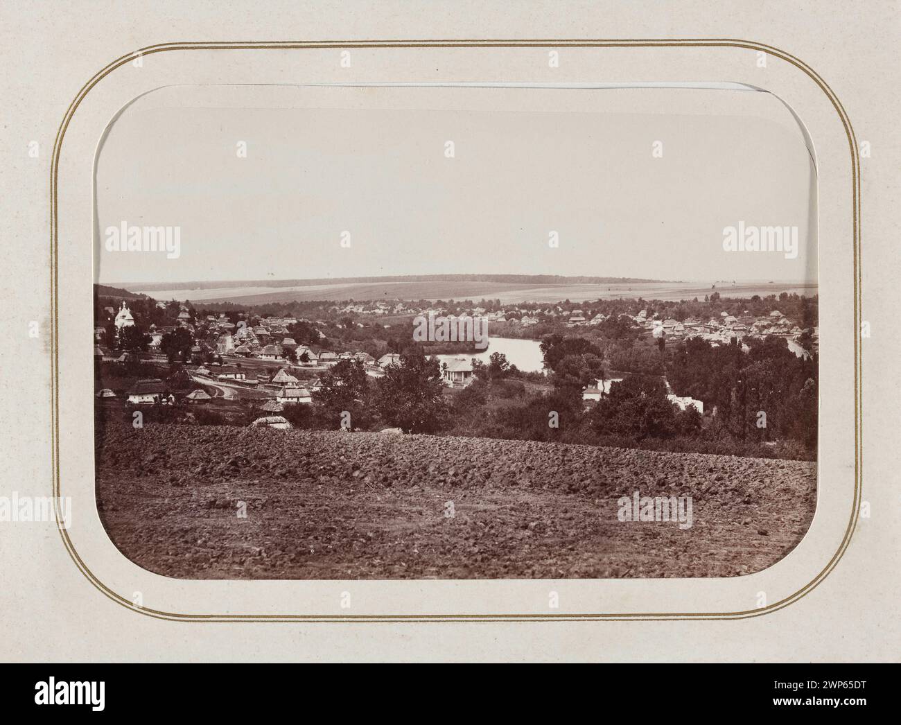 Soko Oszówka 1870 '-veduta generale dell'insediamento, sulla cupola sinistra della chiesa. Da vetro negativo / Stampa dal vetro collodion negativo; prodotti da Wzkien / carta / carta fotografica / carta, prodotti con Wzkien / carta / cartone; Stampa fotografica: Altezza 11,7 cm, larghezza 17 cm, : altezza 12,6 cm, larghezza 18,6 cm; di 131457/13 MNW; tutti i diritti riservati.Brzozowski (famiglia), Przewłocki, Janusz (1927-2007) - raccolta, Sokołówka, corte Foto Stock