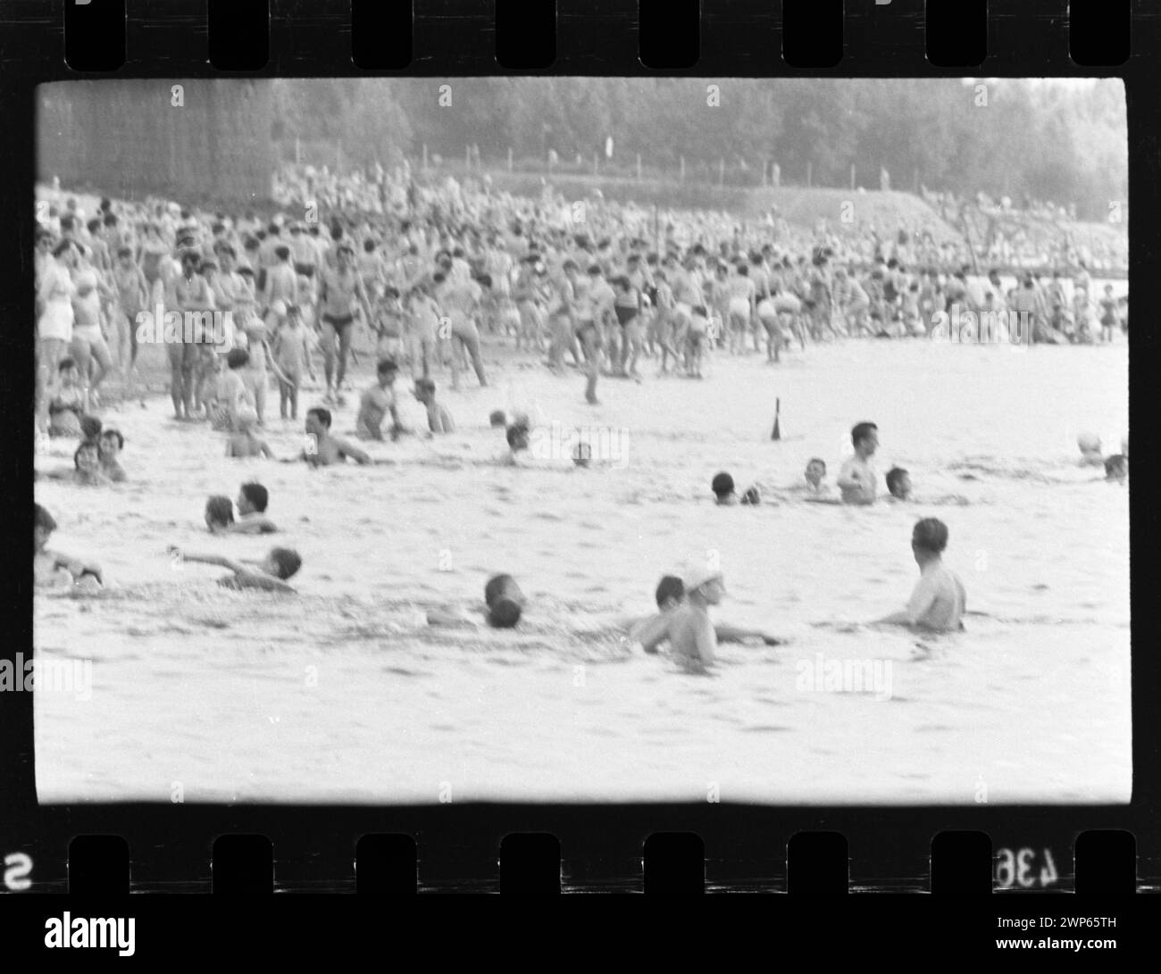 Una vista del 1961 sulla riva destra del fiume Vistola a Varsavia che mostra la gente vicino al fiume, alle rive del fiume e alle aree urbane circostanti. Foto Stock