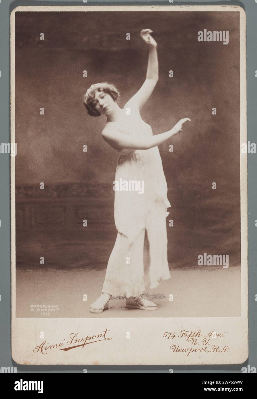 Ritratto di una ballerina in abito da palcoscenico (tutto il personaggio, nell'atelier); Dupont, Aimé (1842-1900); 1909 (1909-00-00-1909-00-00); Rajchman, Aleksander (1855-1915) - collezione, costumi teatrali, ritratti, ritratti femminili, ballerini, balla Foto Stock