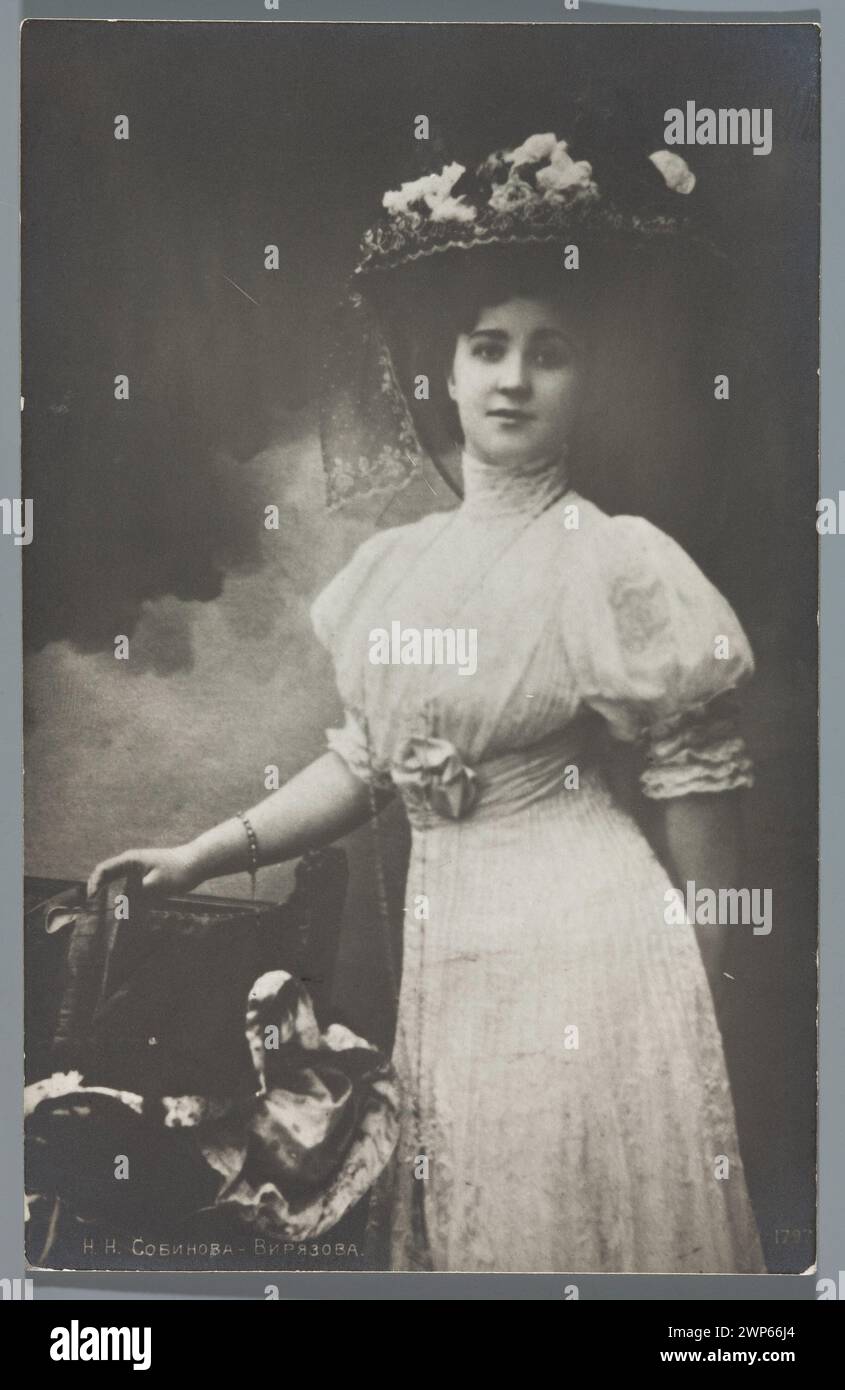 Il ritratto del 1910 circa raffigura Natalia Sobinova-Virâzova che indossa un abito russo lungo il ginocchio e un cappello, catturando la sua apparizione come cantante d'opera in collezioni conservate. Foto Stock