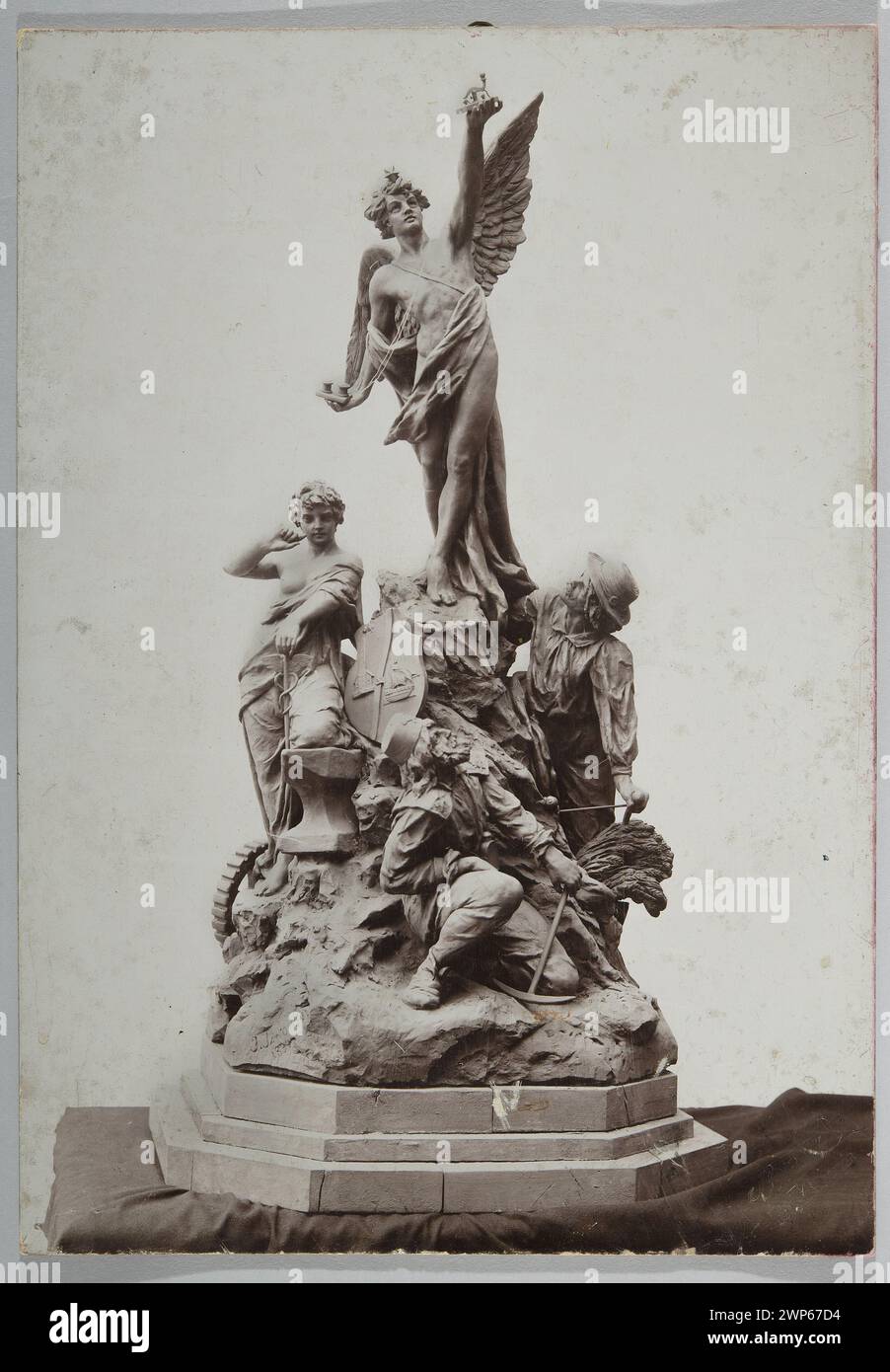 Una fotografia del 1894 della scultura in argilla di Józef Janowski "Auction auditive", raffigurante allegoricamente l'ingegneria elettrica, l'estrazione mineraria, il commercio, l'industria e l'agricoltura, raccolto da Aleksander Rajchman. Foto Stock