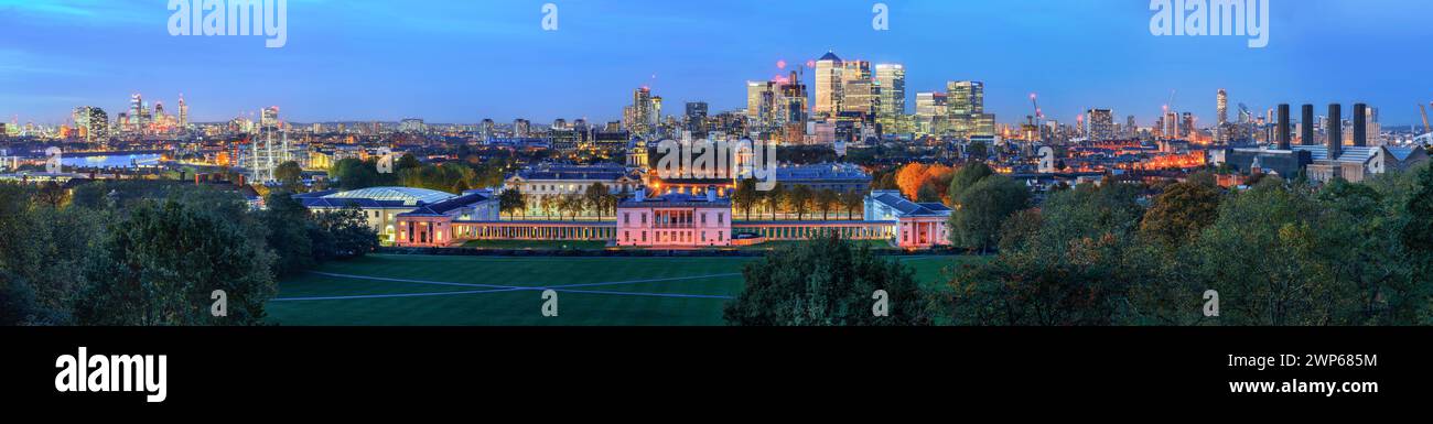 London, Regno Unito - 25 Ottobre 2015: notte fotografia panoramica del parco di Greenwich vicino alla Queen's House e il Collegio Navale e con la Canary Wharf skyline wi Foto Stock