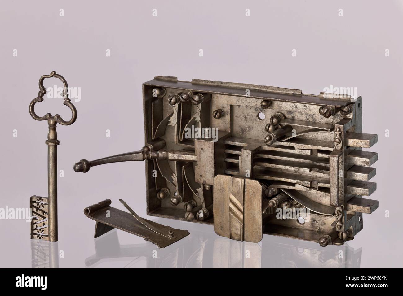 Serratura e chiave del XVII-XVIII secolo, utilizzata per fissare i cancelli in edifici o tenute. Foto Stock