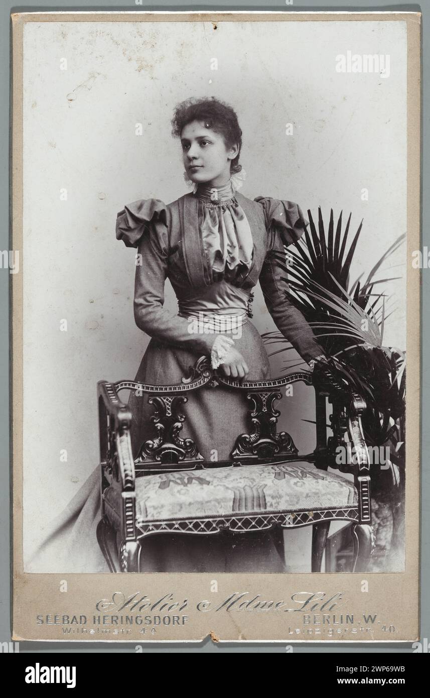 Ritratto di una donna (tutto il personaggio); Atelier MDME Lili (Berlino; Seebad Heringsdorf; foto studio; 1884-); circa 1900 (1895-00-00-1905-00-00-00); Rajchman, Aleksander (1855-1915) - collezione, ritratti, ritratti da donna Foto Stock