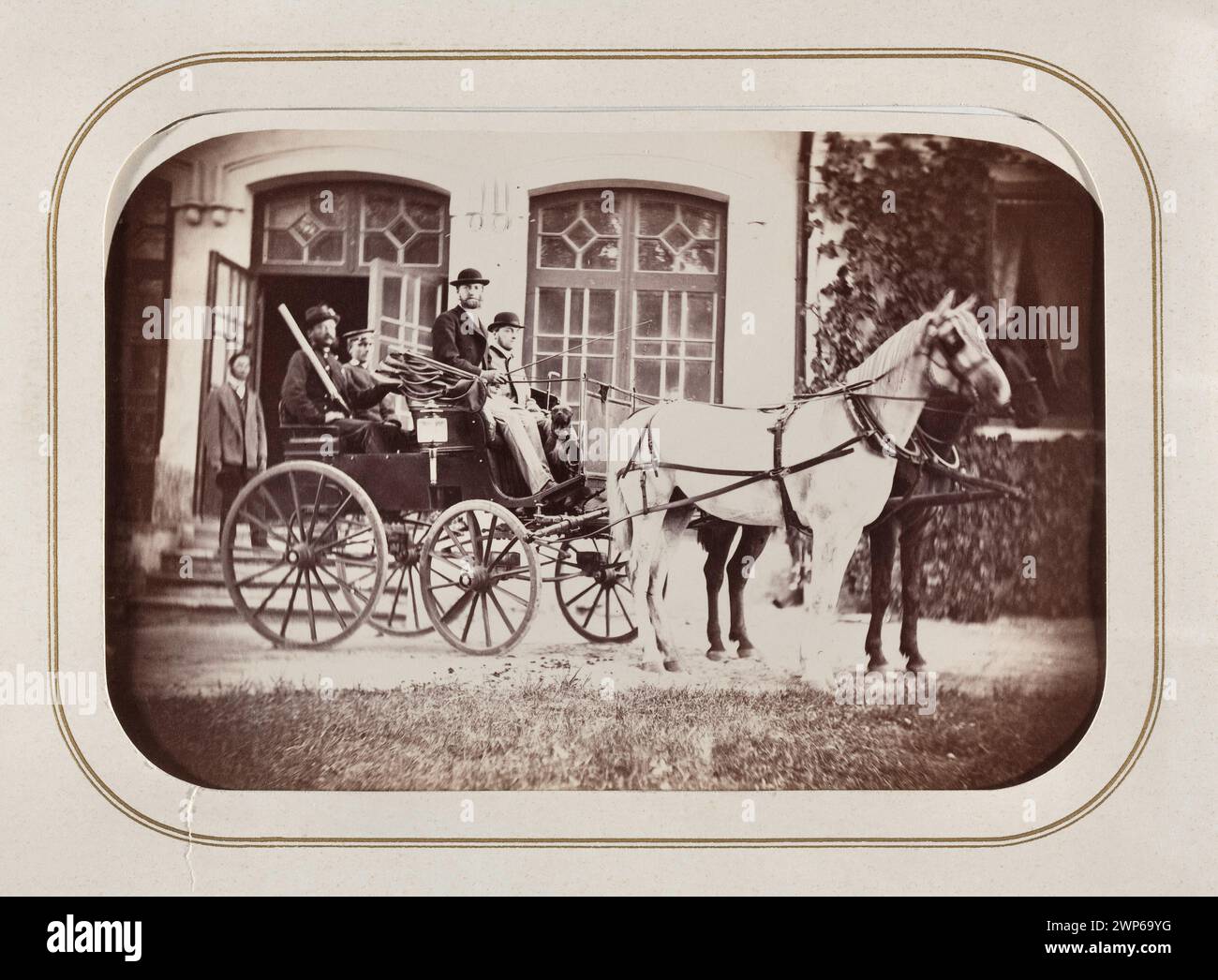 Fotografia di Soko Oszówka del 1870 che mostra una carrozza trainata da due cavalli davanti al campo. La stampa è stata realizzata con un negativo di vetro e fa parte della collezione Janusz Przewłocki. Foto Stock