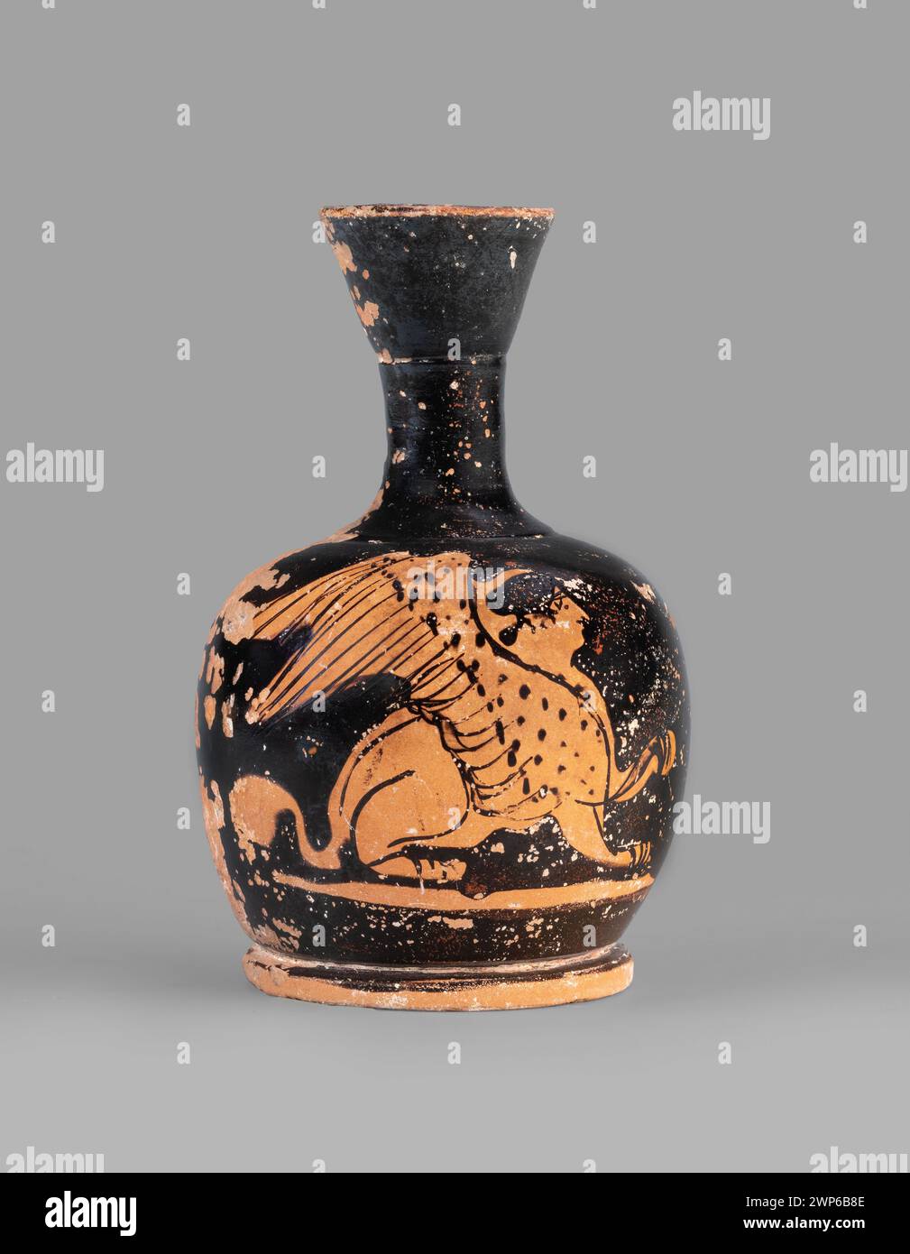 Oggetti in ceramica rossa o terracotta del IV secolo a.C., che illustrano i materiali e le caratteristiche stilistiche del periodo. Foto Stock