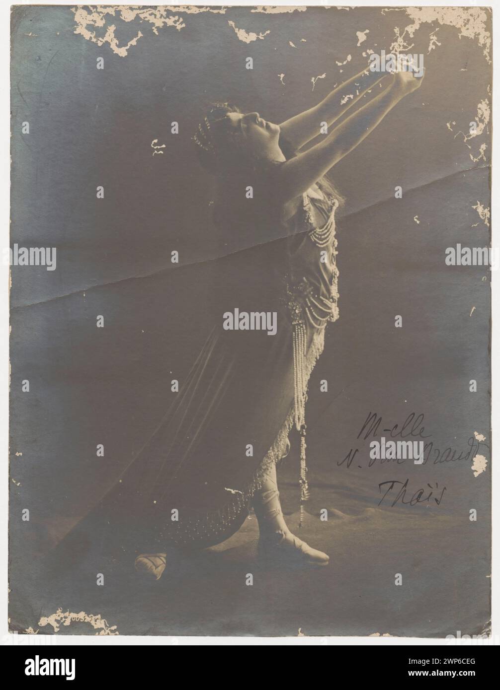 Ritratto di Nadežda Van-Brandt (1882-1925) intorno al 1905, che mostra costume teatrale, perle, tratti facciali e identità professionale come cantante d'opera, parte della collezione Rajchman. Foto Stock