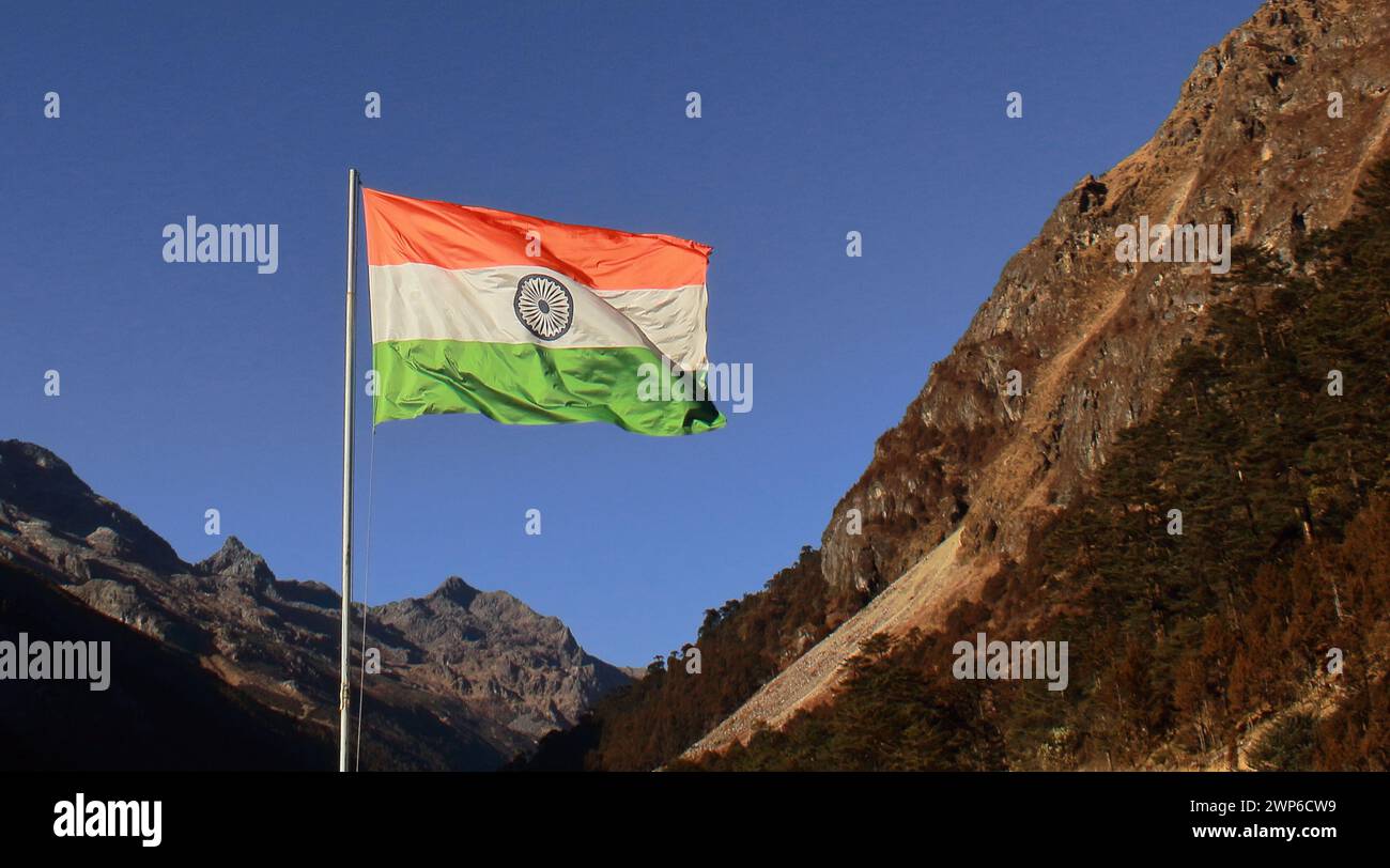 splendida bandiera nazionale indiana tricolore che sventola nel cielo vicino a bum la pass, confine internazionale india-cina (linea mcmahon) Foto Stock