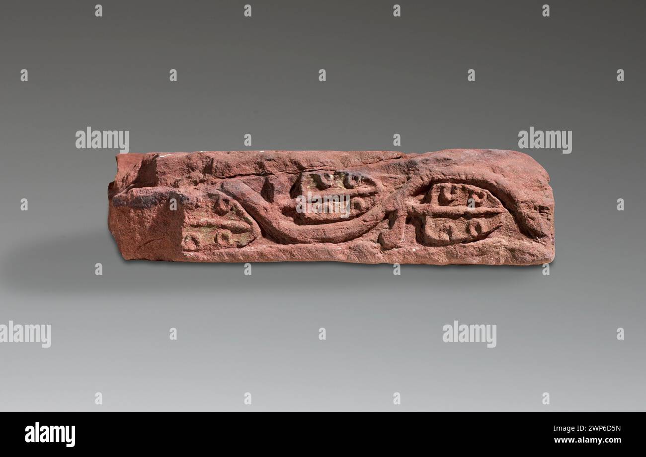 Frammento di una decorazione absidale nubiana del VII secolo con decorazioni floreali e a rilievo, elementi architettonici, fregio e ornamenti di viti, scavati a Faras, Sudan. Foto Stock