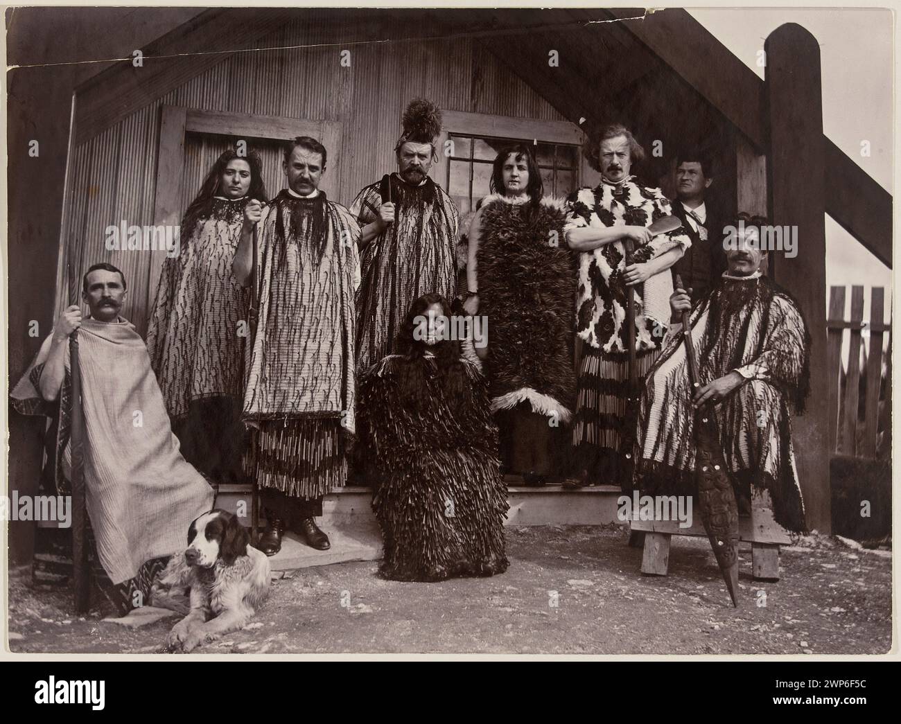 Ignacy Jan Paderewski z he Helen e gruppi di persone che accompagnano i costumi maori a Rotorua, durante un tour del pianista in nuova Zelanda; 1904 (1904-00-00-1904-00-00); Adlington, William (1867-1957), Adlington, William (1867-1957)- iconografia, Cutler, H. (fl. CA 1904), Cutler, H. (Flow. CA 1904)- iconografia, Lemmon, John (1861- 1949), Lemmone, John (1861-1949)-iconografia, Maoris, nuova Zelanda, Paderewska, Helena (1856-1934), Paderewska, Helena (1856-1934)-iconografia, Paderewski, Ignacy Jan (1860-1941), Paderewski , Ignacy Jan (1860-1941)-iconografia, Paderewski, Ignacy Jan (1860-1941)-Collect Foto Stock