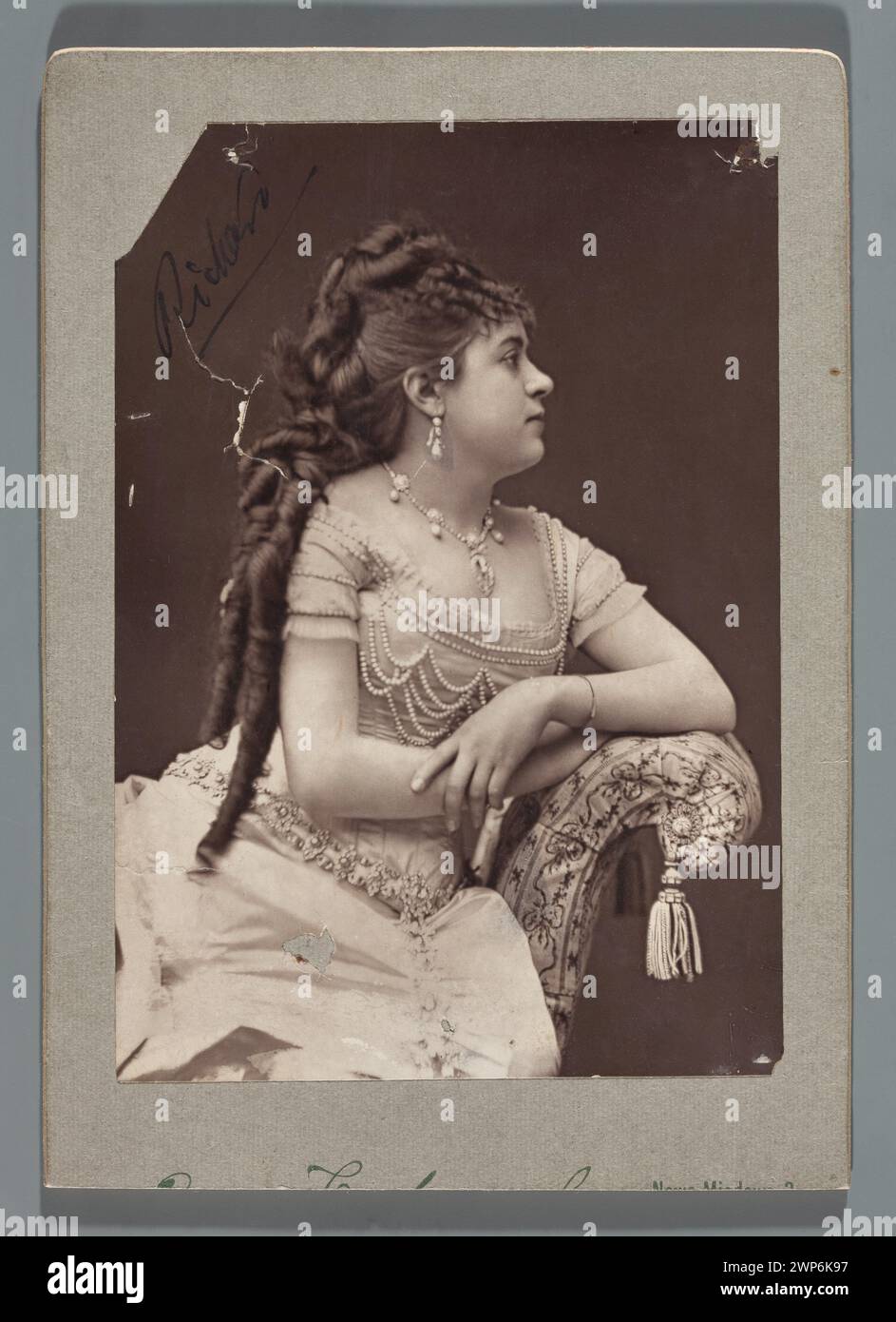 Una stampa del 1878 di Parigi-Théâtre raffigurante la cantante d'opera francese Renée Richard seduta in profilo, evidenziando il suo costume, i suoi gioielli e la sua presenza teatrale. Foto Stock