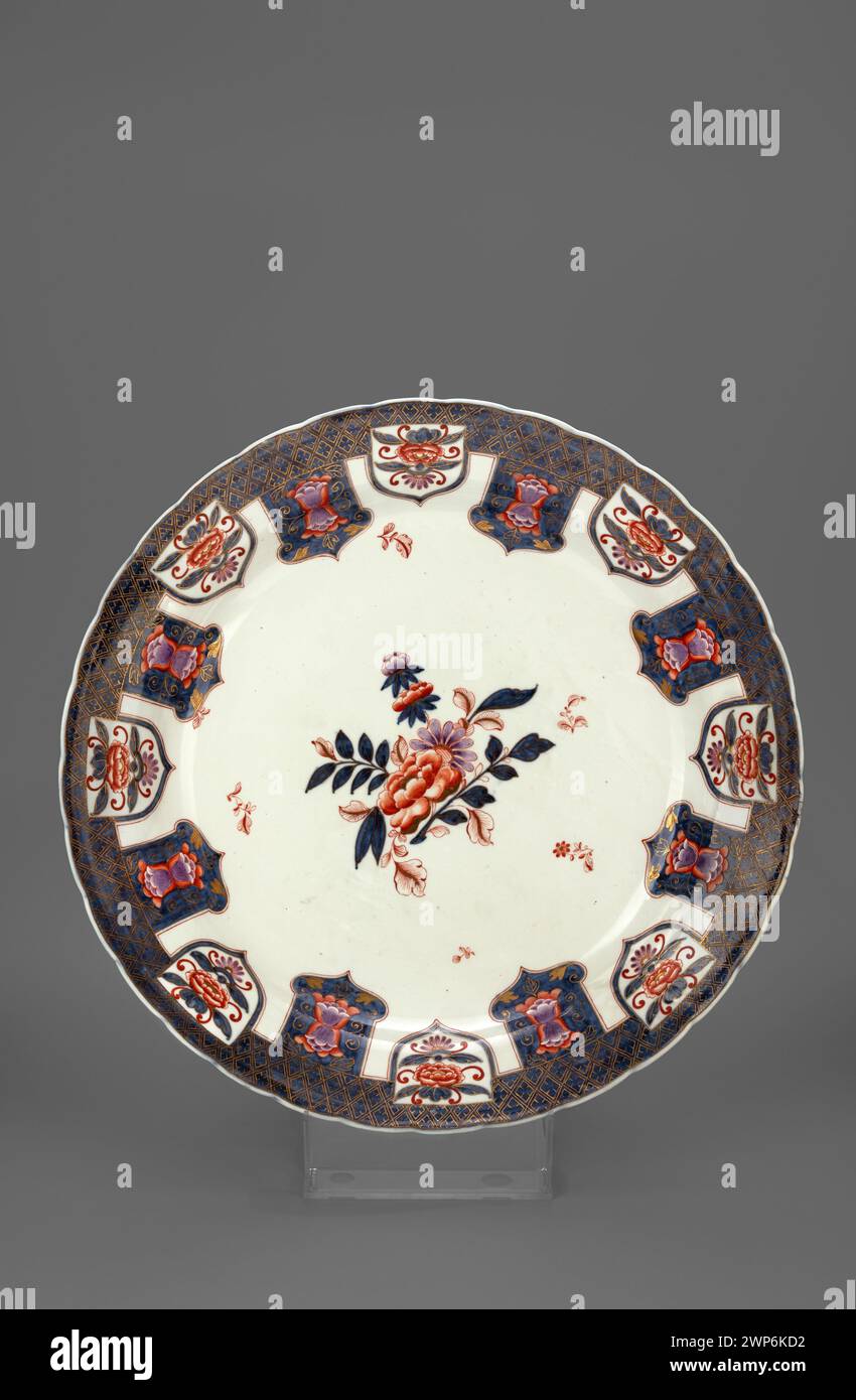 Piatto con decorazione Imari; Porzellanmanufaktur du Paquier (Vienna; 1718-1744); intorno al 1730 (1725-00-00-1735-00-00); Ryszard, Stanisław Ryszard (1871-1955) - collezione, decorazioni dell'Estremo Oriente, Imari (stile), fiori dell'Estremo Oriente, acquisto (provenienza) Foto Stock