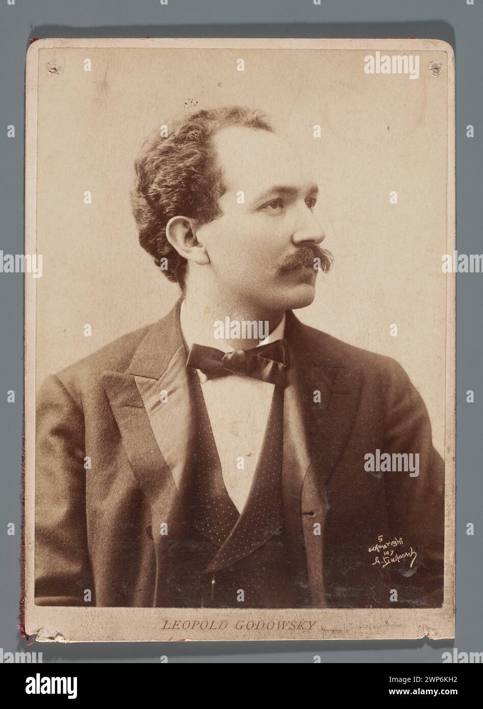 Ritratto di Leopold Budowsky (1870-1938), America del pianista e compositore di origine polacca (busto); Dupont, Aimé (1842-1900); intorno al 1895 (1890-00-00-1905-00-00-00); Bląnes, Leopold (1870-1938), Gądsy, Leopold (1870-1938)-iconography, Rajchman, Aleksander (1855-1915)-Collection, americano (cultura), compositori, musicisti, pianisti, ritratti, ritratti, maschio, messaggio (provenienza ) Foto Stock