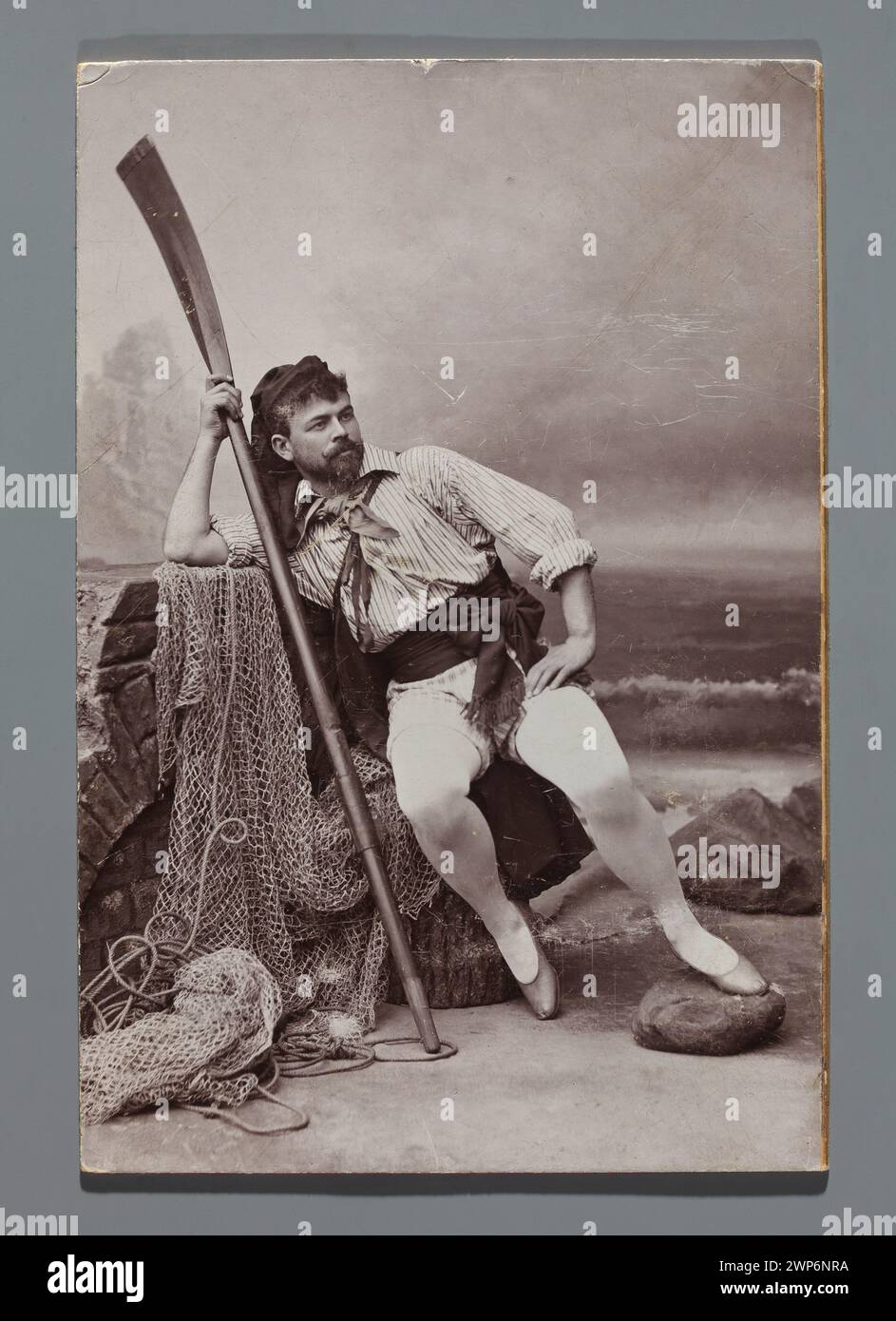 Ritratto dell'attore in costume da palcoscenico - vestito da pescatore (tutto il personaggio, fotografia di atelier); circa 1900 (1890-00-00-1905-00-00-00); Rajchman, Aleksander (1855-1915) - collezione, attori, costumi da teatro, ritratti, ritratti da uomo, pescatori, teatro (artista) Foto Stock