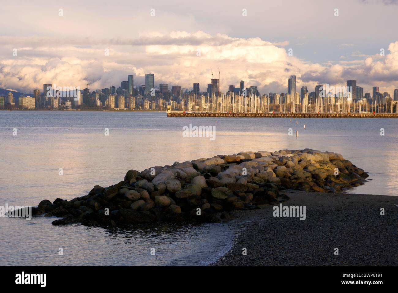 Molo del Royal Vancouver Yacht Club e skyline della città da Jericho Beach, Vancouver, BC, Canada Foto Stock