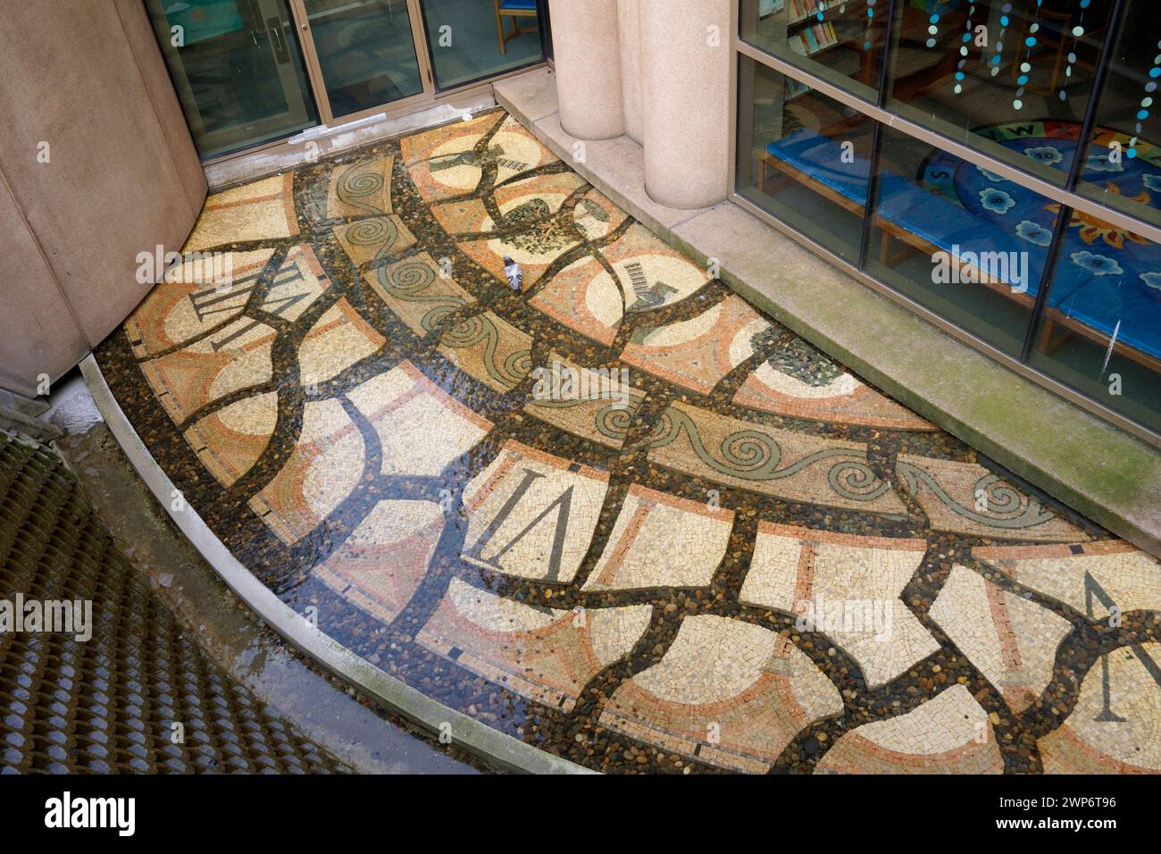Mosaico in pietra intitolato Fountain of Time di Joseph Montague, Vancouver Public Library Central Branch, Vancouver, BC, Canada Foto Stock