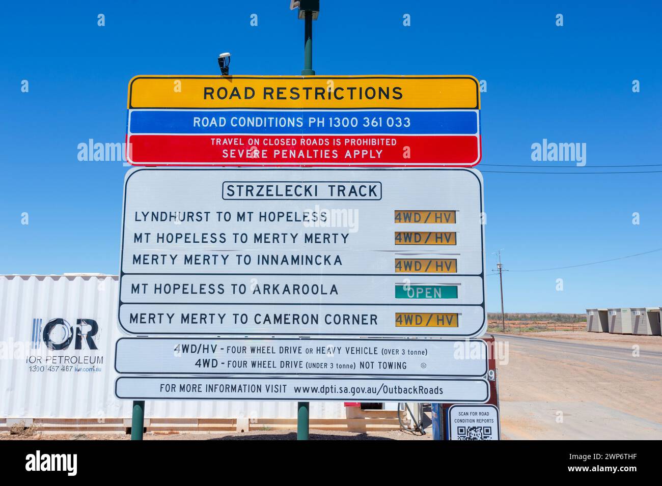 Cartello stradale che mostra le restrizioni stradali lungo la Strzelecki Track, South Australia, SA, Australia Foto Stock