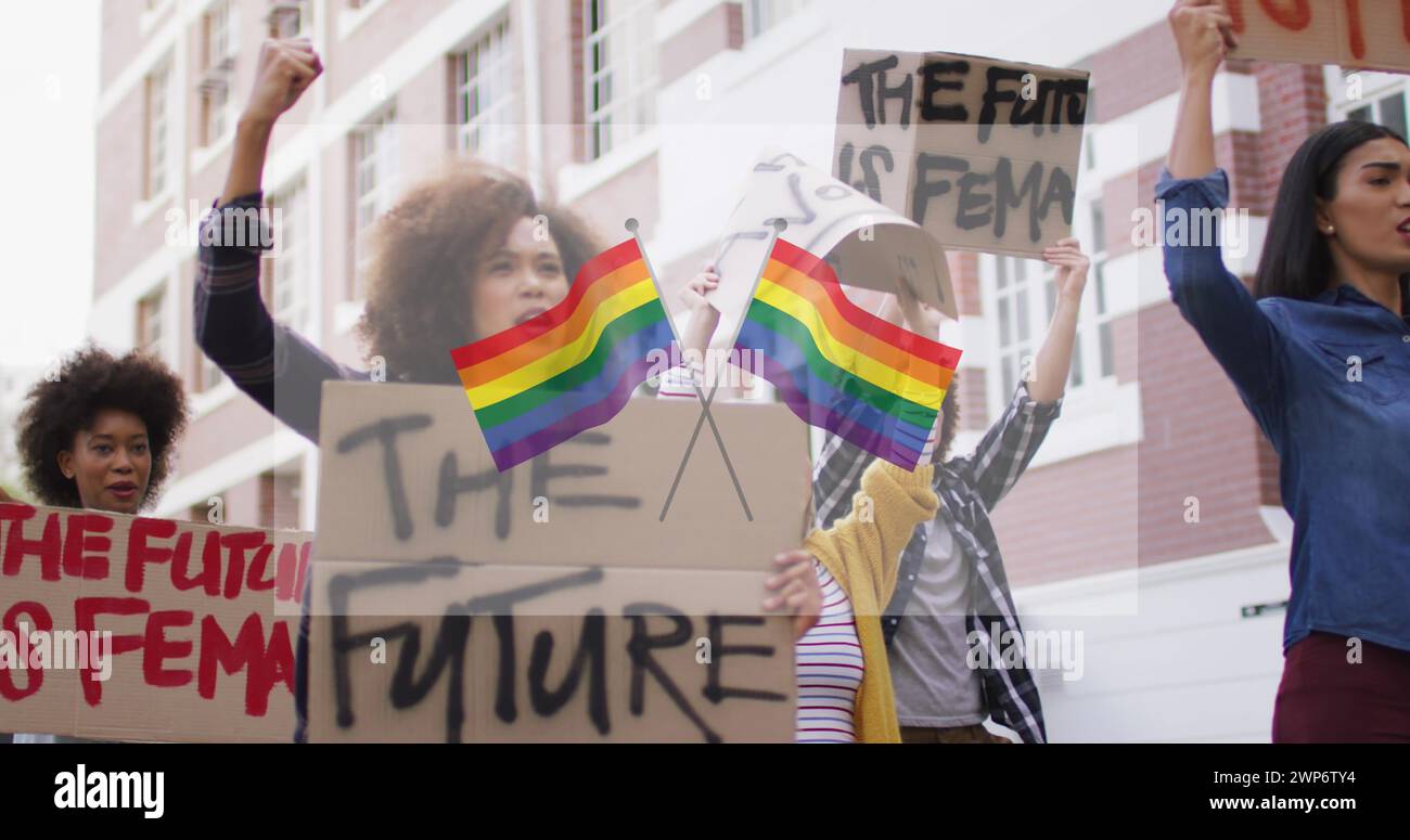 Immagine di bandiere arcobaleno su diversi manifestanti con striscioni Foto Stock