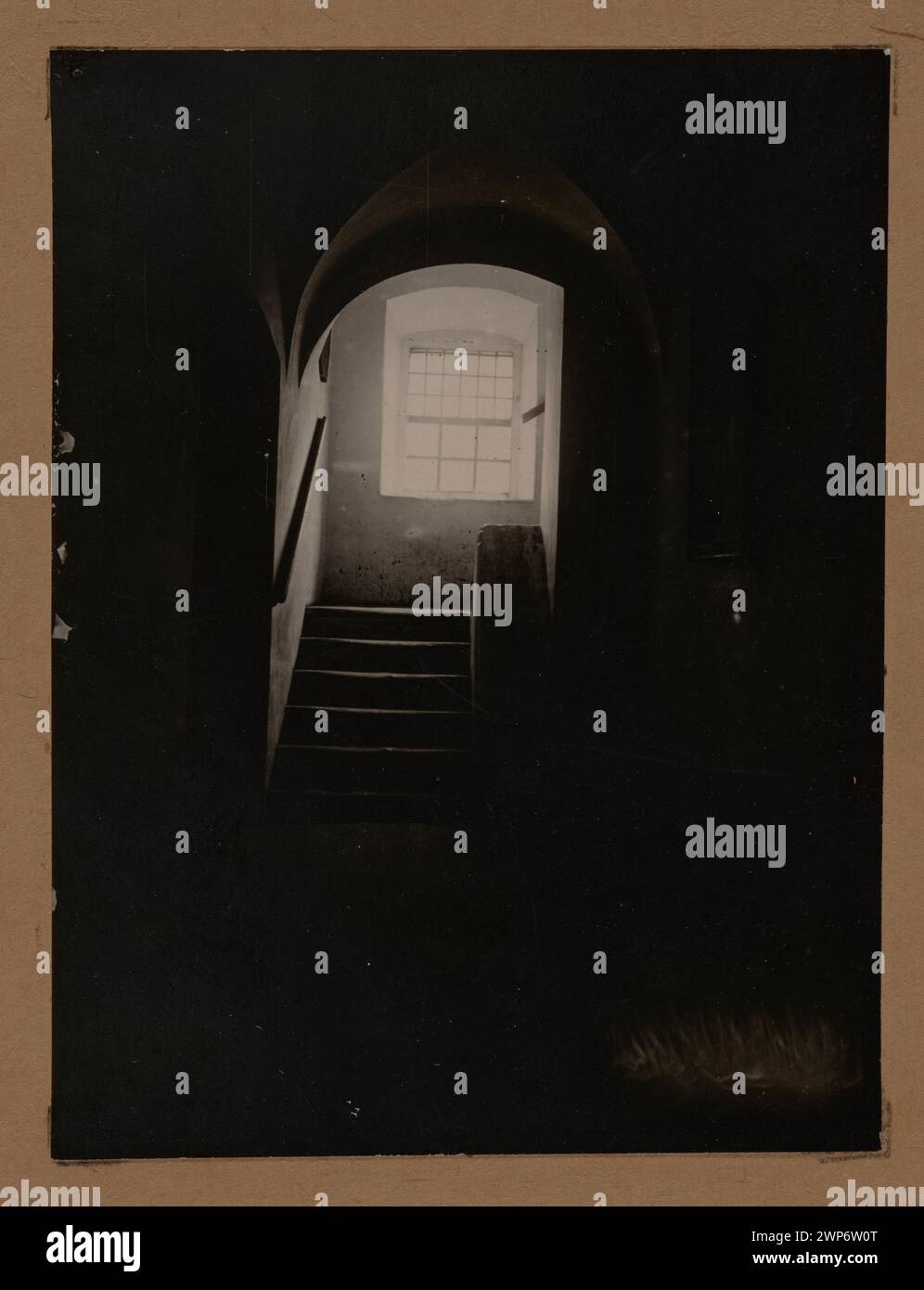 Vista interna della scalinata del monastero dei canonici regolari a Kazimierz Dolny, evidenziando dettagli architettonici e di design dal 1918 al 1922. Foto Stock