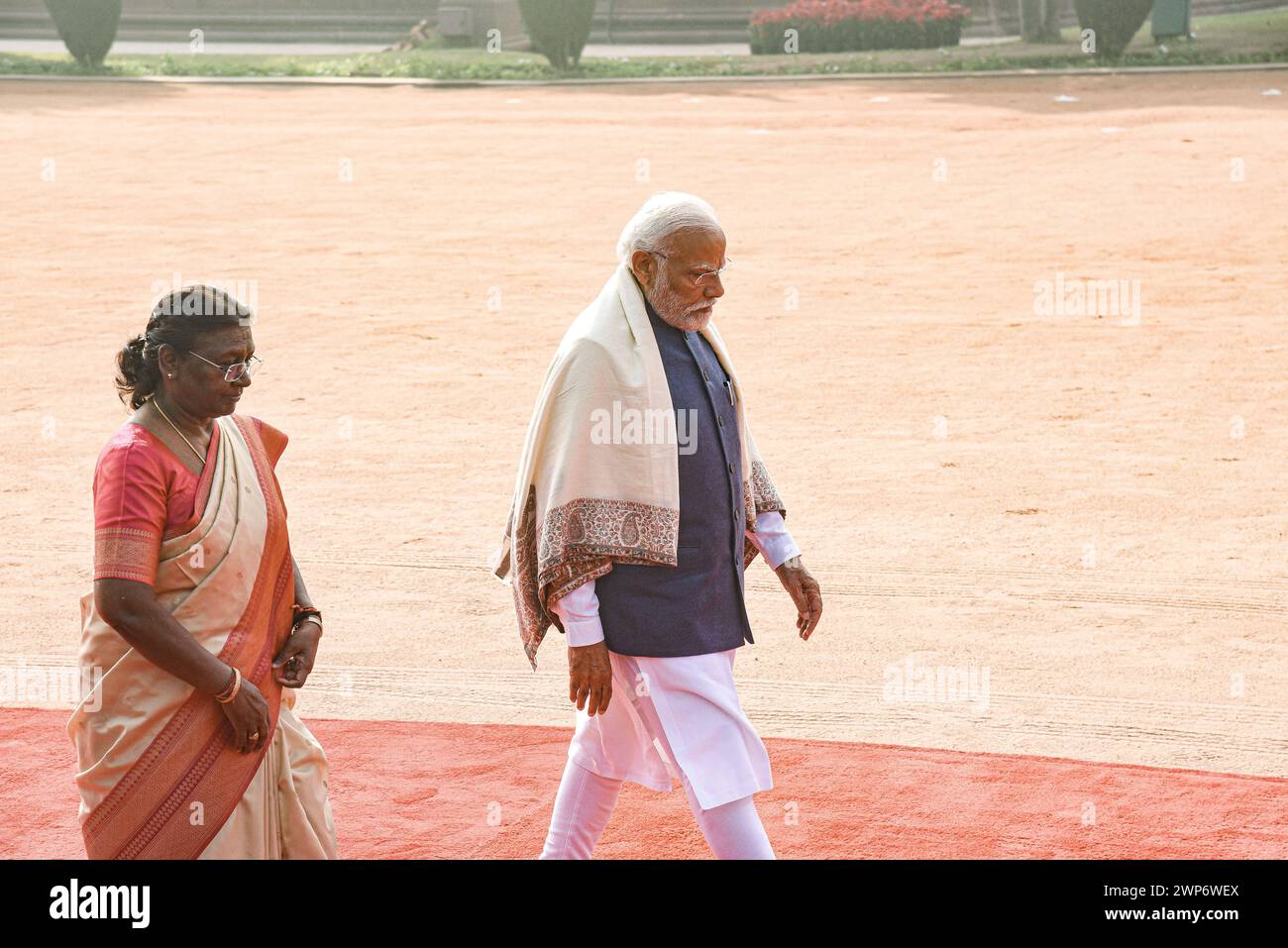 Il primo Ministro modi con il Presidente Murmu il primo Ministro Narendra modi saluta e cammina con il Presidente Draupadi Murmu nel piazzale del Palazzo Presidenziale a nuova Delhi, India, 16 dicembre 2023. Nuova Delhi Delhi India Copyright: XSondeepxShankarx Foto Stock