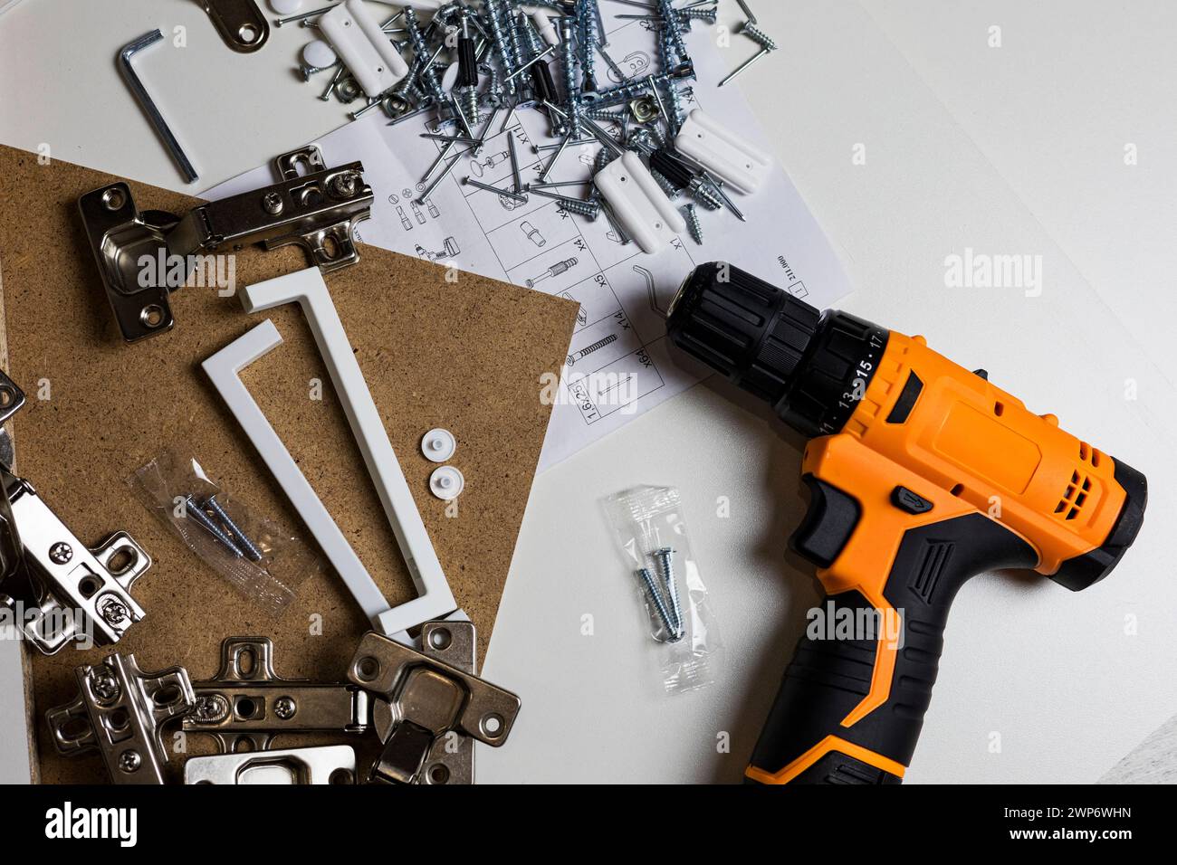 Accessori per mobili. Opzioni hardware e strumenti per l'assemblaggio di mobili su sfondo bianco. Ampia scelta di accessori per mobili. Foto Stock