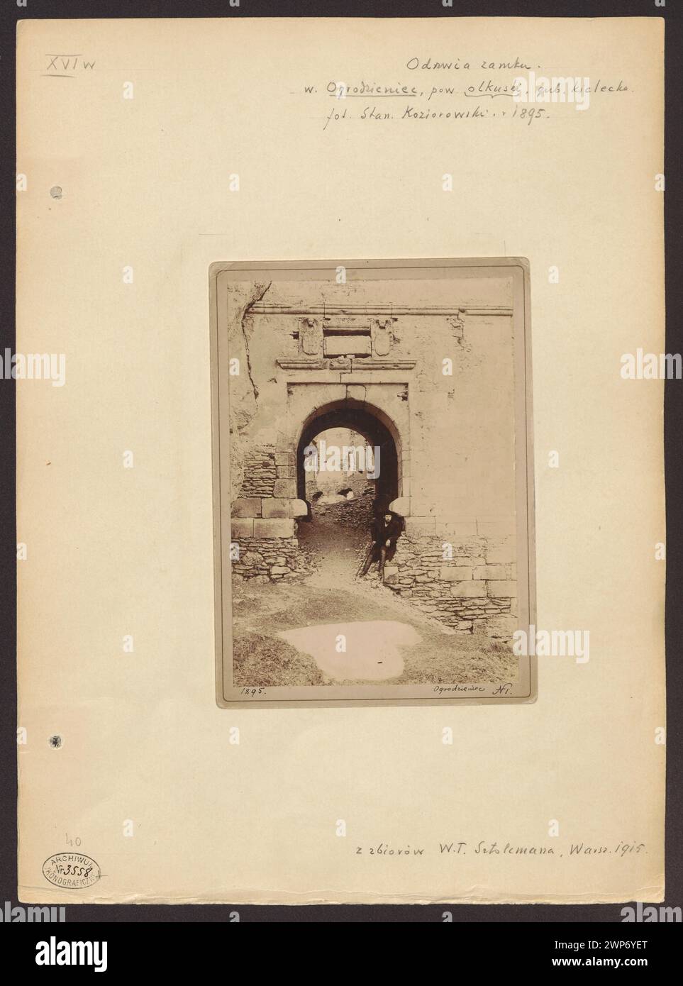 Un'illustrazione del 1895 di Stanis Aw Koziorowski che mostra il cancello d'ingresso e l'area salotto di transizione del Castello di Ogrodzieniec. Foto Stock