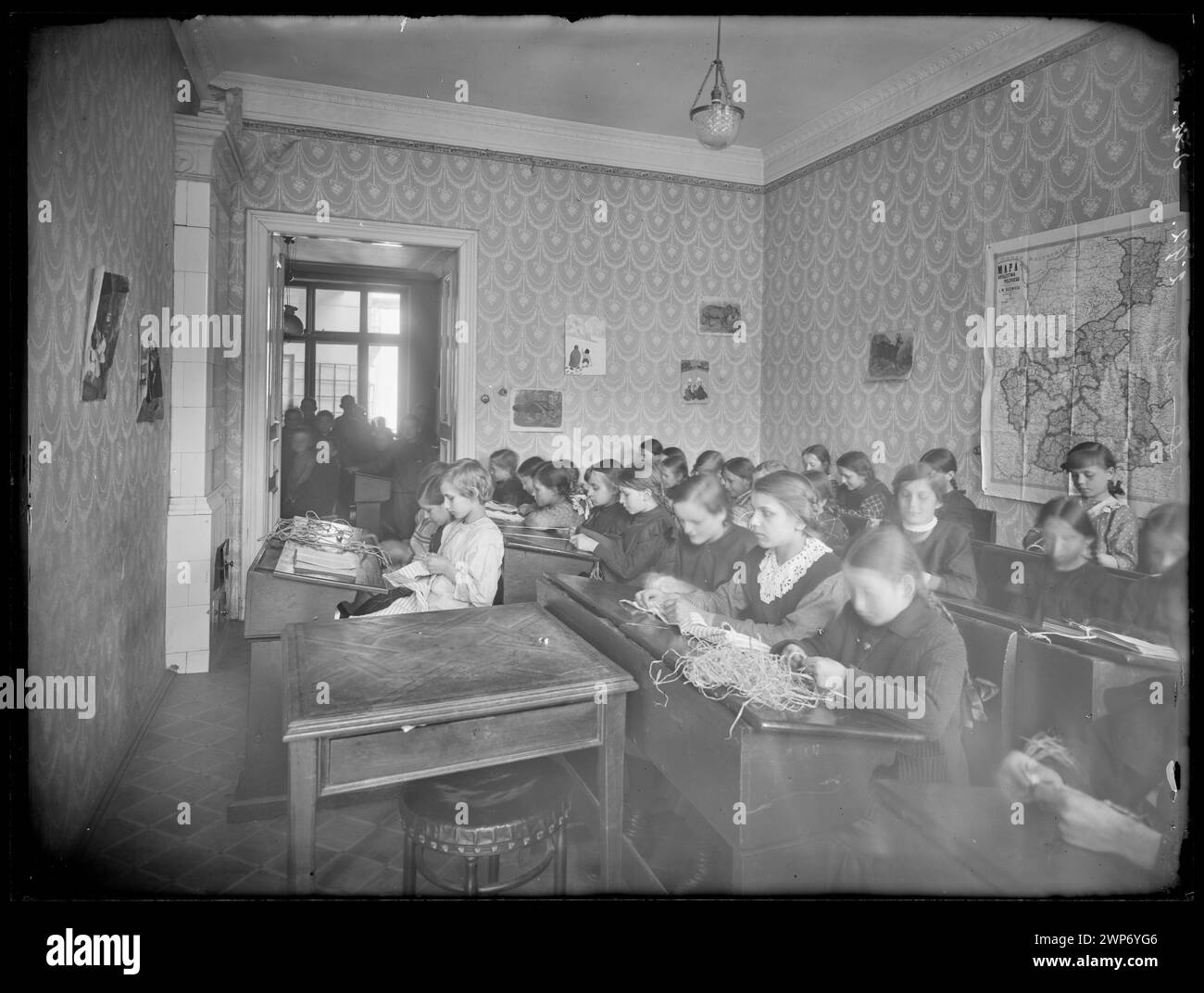 Vista interna della sala del Comitato dei cittadini di Varsavia, situata in via Copernico 16 nel 1915, che mostra la disposizione dei posti a sedere e le caratteristiche strutturali dello spazio riunioni. Foto Stock Vista interna della sala del Comitato dei cittadini di Varsavia, situata in via Copernico 16 nel 1915, che mostra la disposizione dei posti a sedere e le caratteristiche strutturali dello spazio riunioni. Foto Stock