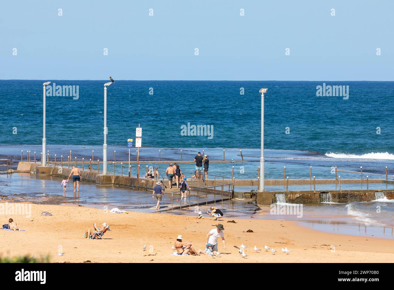 Spiaggia di Mona vale, piscina con nuoto sull'oceano, piscina in spiaggia con sole e calde giornate autunnali, Sydney, New South Wales, Australia Foto Stock