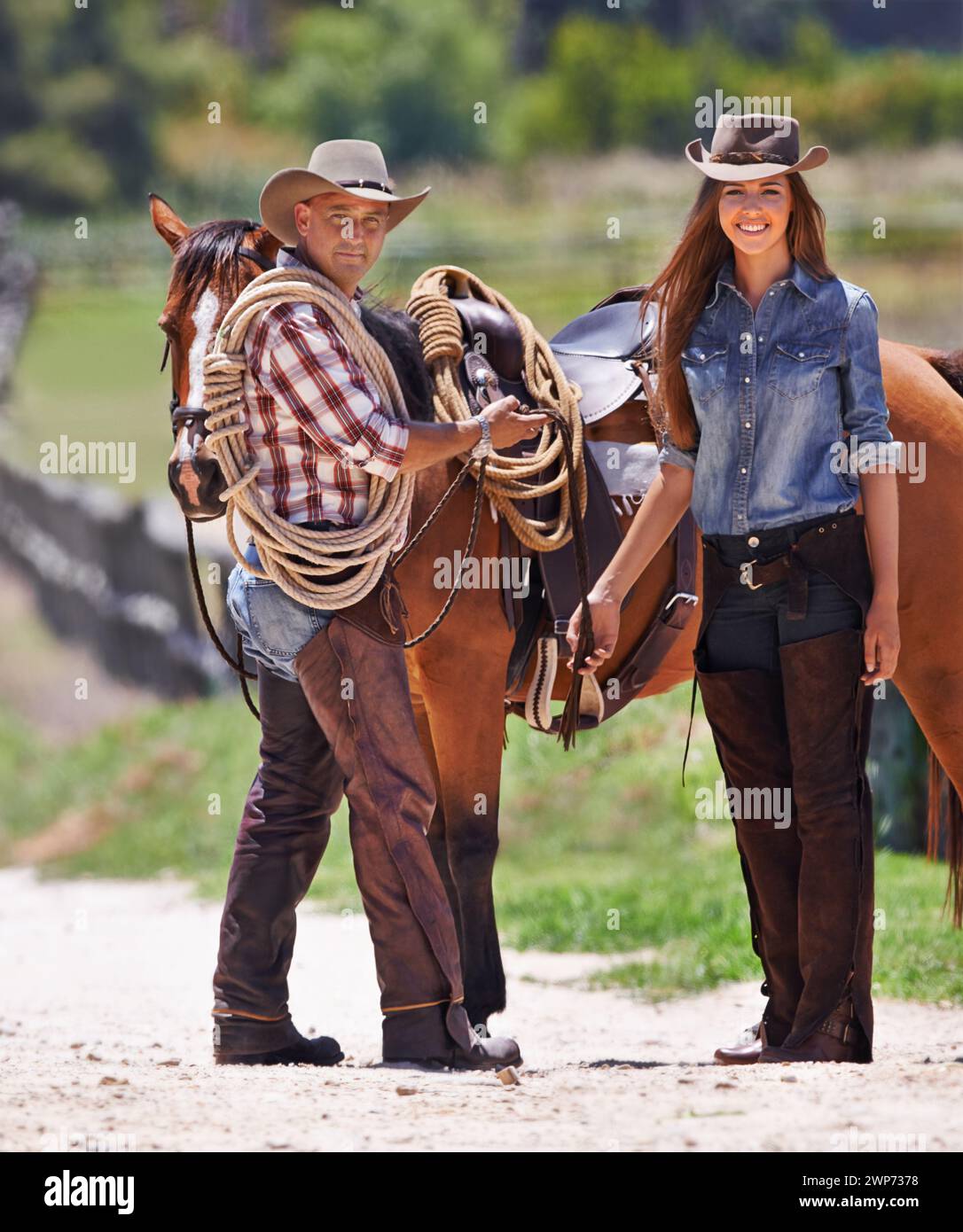 Ranch Hands, Horse e Happy in Ritratto in fattoria e lavoro equestre in campagna. Uomo, donna e sorriso faccia di cowboy all'aperto Foto Stock