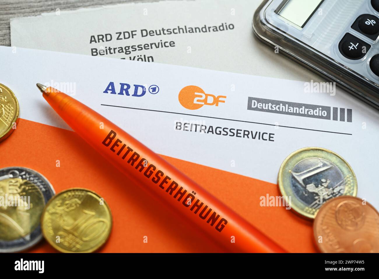 FOTOMONTAGE, Brief des ARD ZDF Deutschlandradio Beitragsservice und Kugelschreiber mit Aufschrift Beitragserhöhung, Symbolfoto Erhöhung des Rundfunkbe Foto Stock