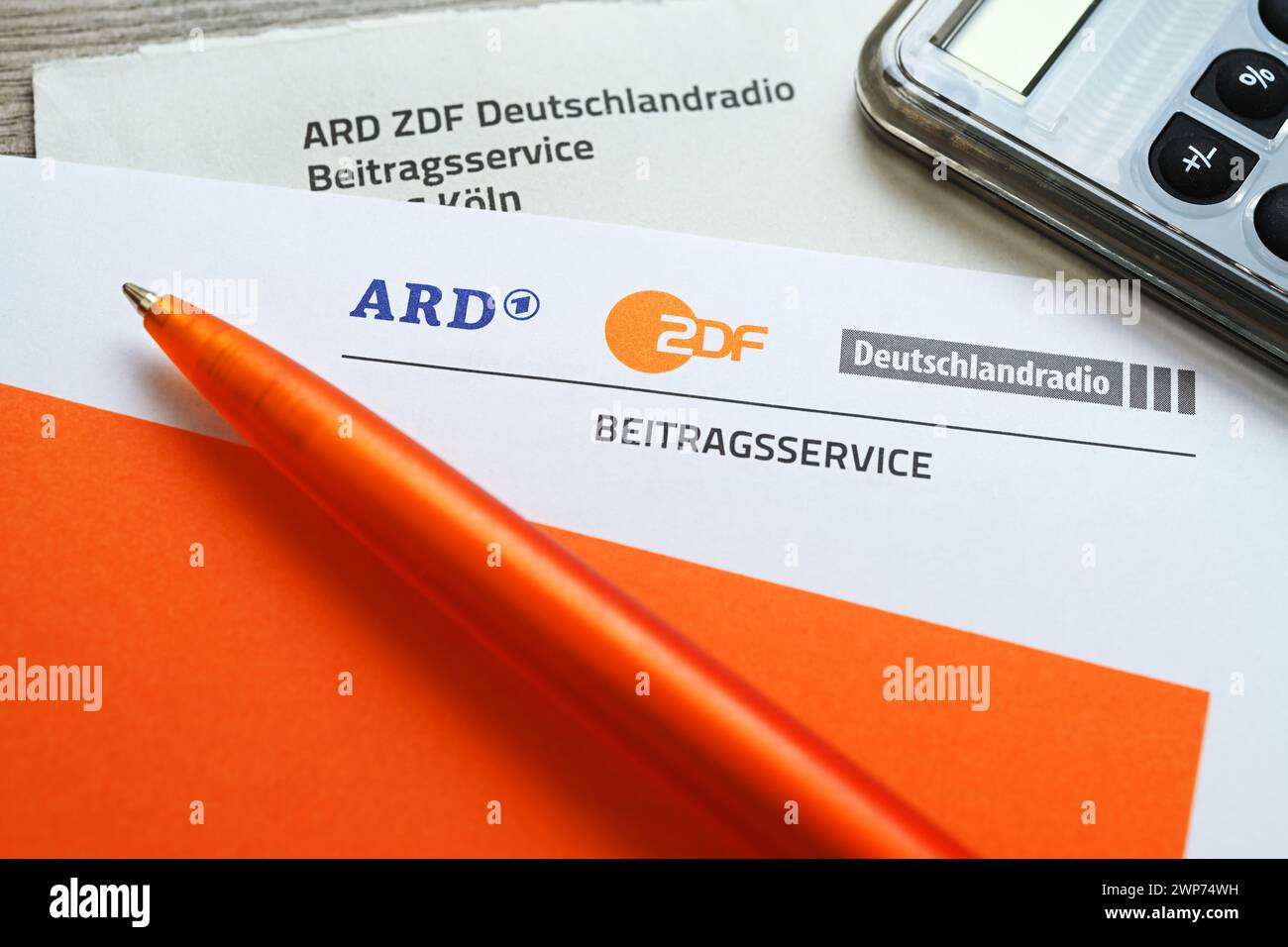 Brief des ARD ZDF Deutschlandradio Beitragsservice mit Taschenrechner, Symbolfoto Erhöhung des Rundfunkbeitrags Foto Stock