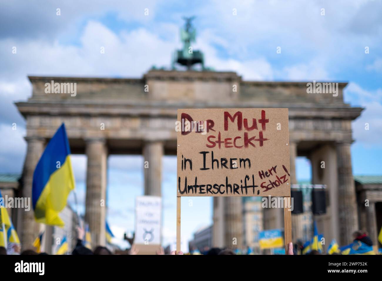 Anlässlich des zweiten Jahrestages des Beginns des Krieges von Russland gegen die Ukraine versammelten sich mehrere tausend Menschen bei einer Solidaritätsdemontration am Brandenburger Tor a Berlin-Mitte. / In occasione del secondo anniversario dell'inizio della guerra russa contro l'Ucraina, diverse migliaia di persone si sono riunite a Brandenburger Tor nel distretto di Berlino Mitte in una manifestazione di solidarietà. Snapshot-Photography/K.M.Krause *** in occasione del secondo anniversario dell'inizio della guerra russa contro l'Ucraina, diverse migliaia di persone si sono riunite a Brandenburger Tor a Berli Foto Stock