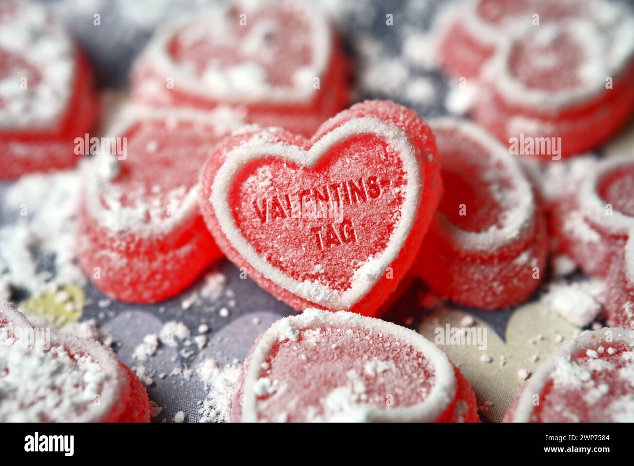 FOTOMONTAGE, Herz-Bonbon mit Aufschrift Valentinstag Foto Stock