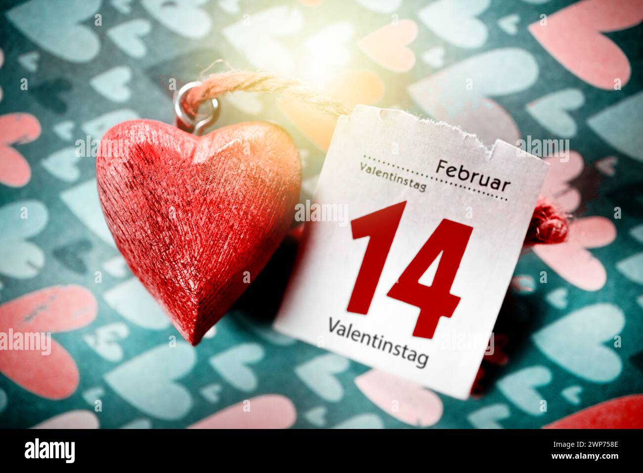 FOTOMONTAGE, Hölzernes Herz mit Kalenderblatt vom 14. Febbraio, Symbolfoto Valentinstag Foto Stock