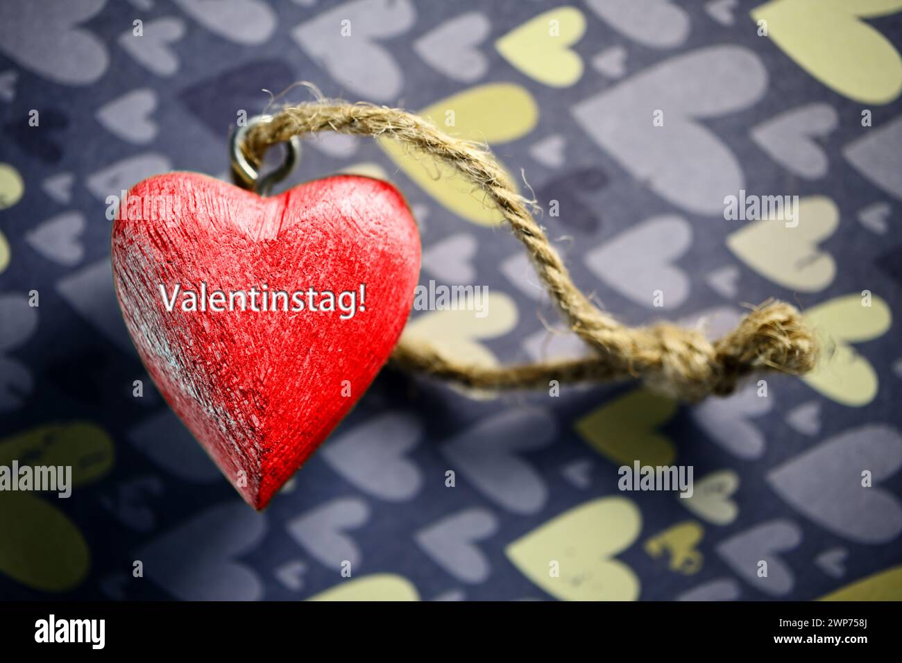 FOTOMONTAGE, Hölzernes Herz mit Aufschrift Valentinstag Foto Stock