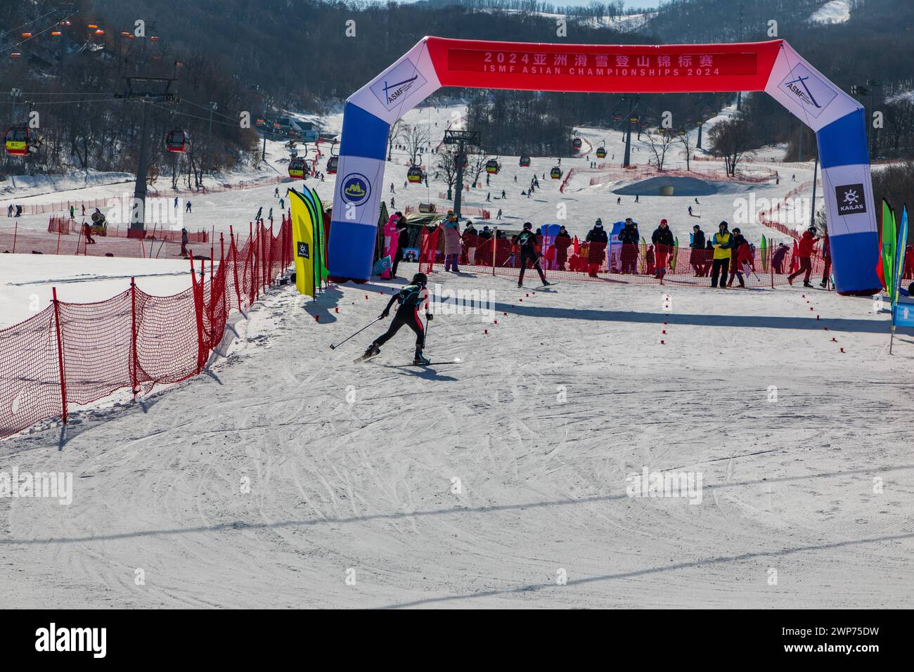 I Campionati asiatici della Federazione Internazionale di Sci Alpinismo (ISMF) del 2024 prendono il via a Jilin City, nella provincia di Jilin, nella Cina nord-orientale, il 3 marzo 20 Foto Stock