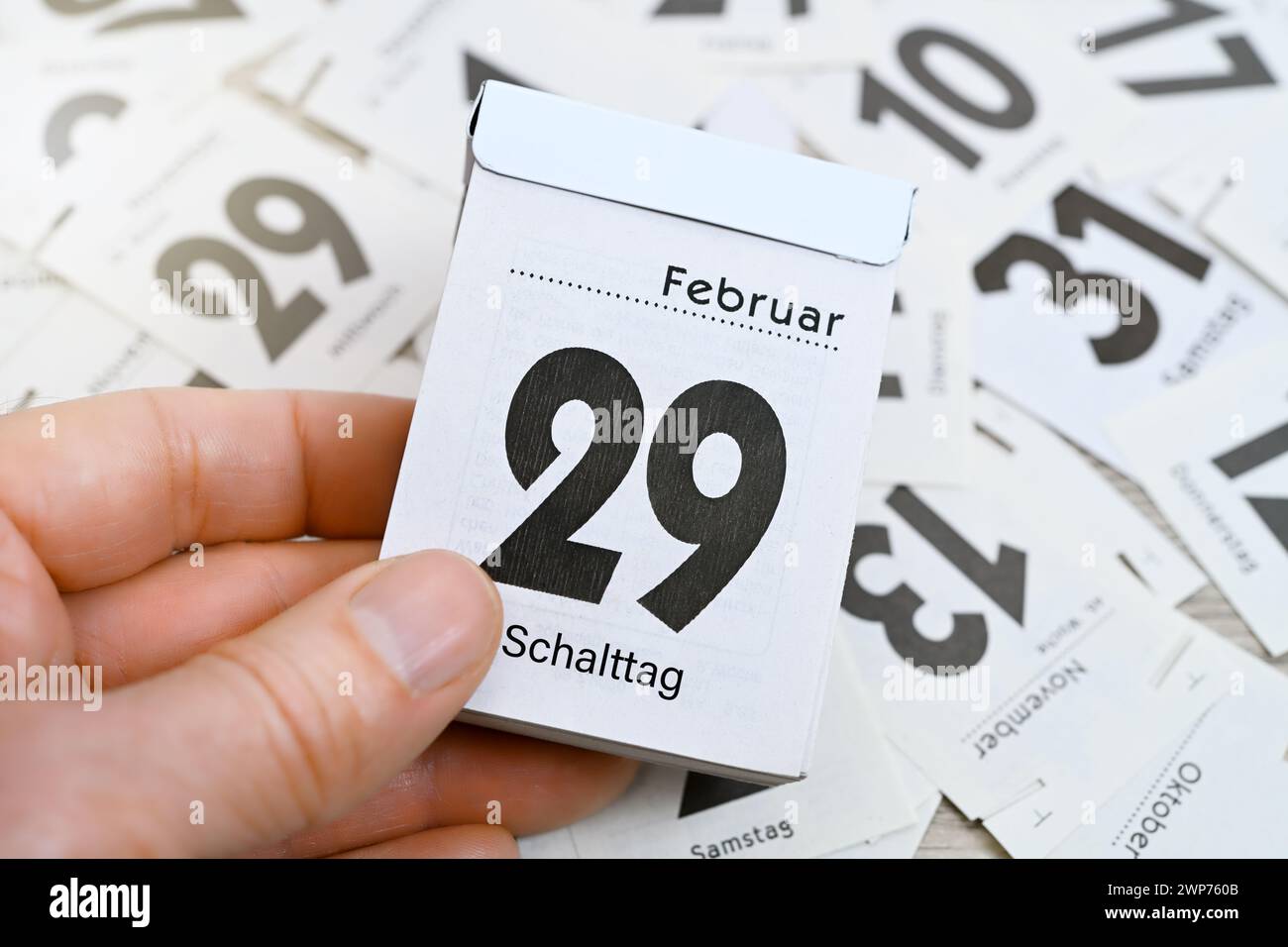 FOTOMONTAGE, Kalenderblatt vom 29. February uar mit Aufschrift Schalttag, Symbolfoto Schaltjahr Foto Stock