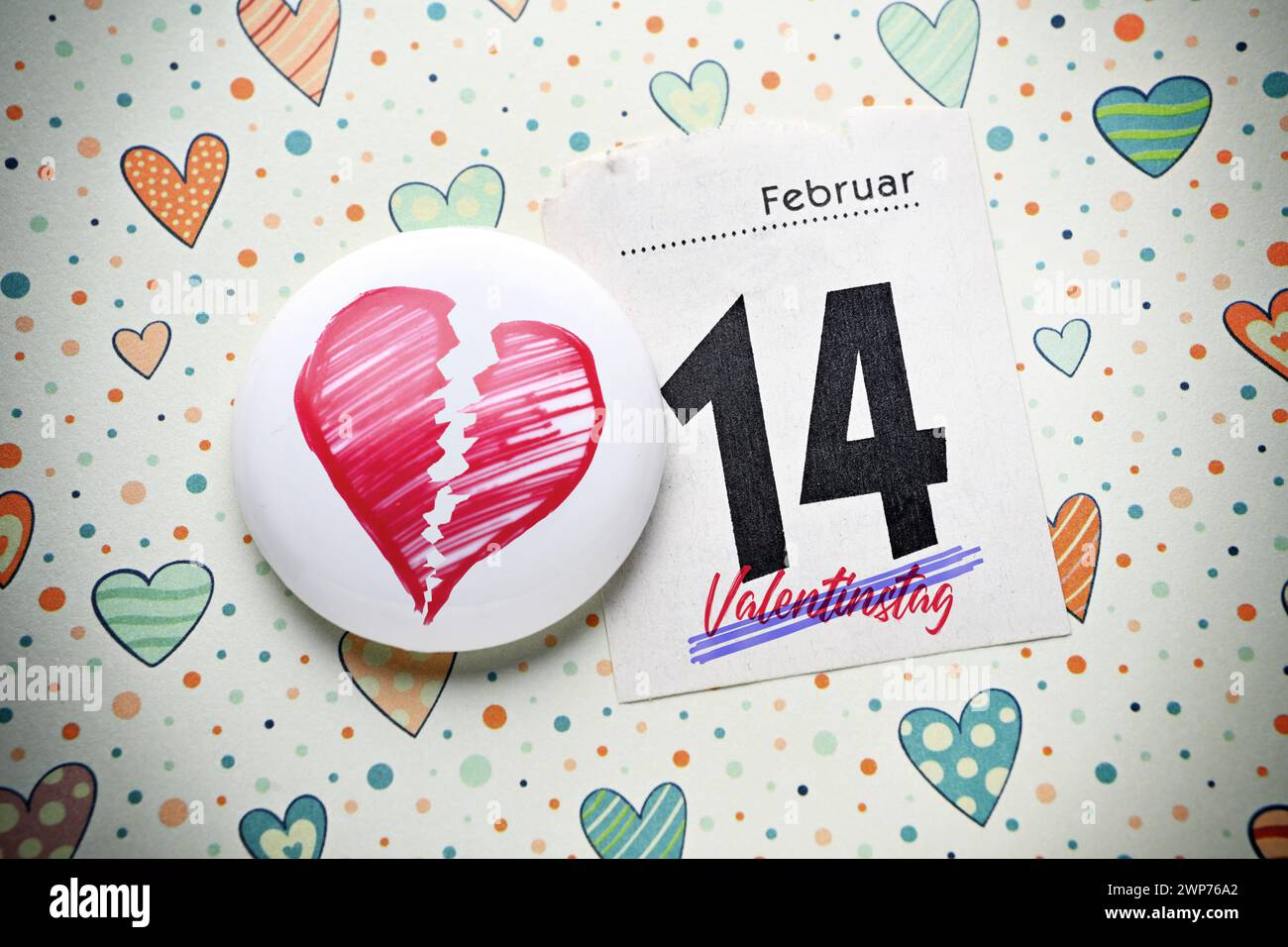 FOTOMONTAGE, Kalenderblatt vom 14. February und gebrochenes Herz, Symbolfoto Streit am Valentinstag Foto Stock