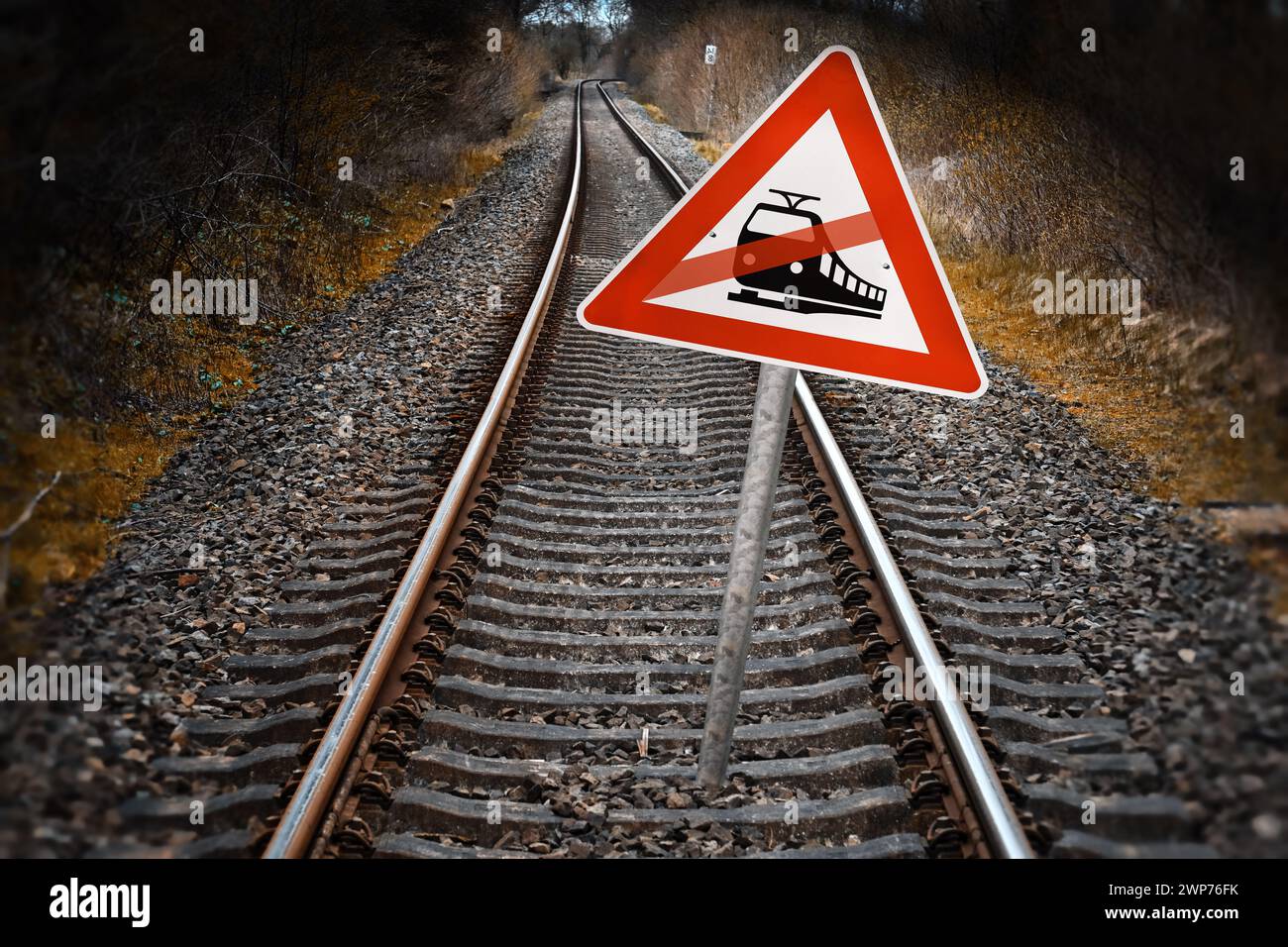 FOTOMONTAGE, Schild mit durchgestrichenem Bahnsymbol auf leeren Bahnschienen, Symbolfoto Bahnstreik der GDL Foto Stock