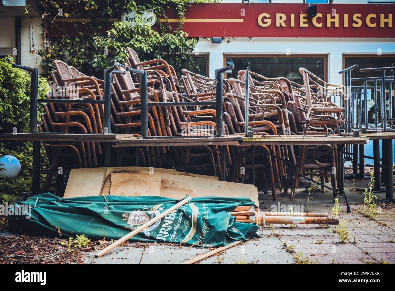 Gastro-Krise: Gestapelte Stühle vor einem geschlossenen Restaurant in Timmendorfer Strand, Schleswig-Holstein, Deutschland Foto Stock